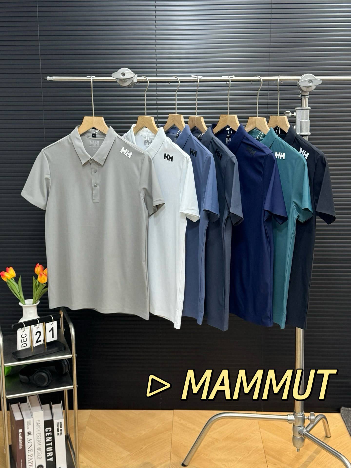 💰165包邮
▷ HELLY HANSEN 海丽汉森 HH男士户外运动冰丝休闲压胶速干POLO衫短袖

    - 丝滑的冰丝降温面料太亲肤！拿在手里能感受到的丝滑冰感！体感直接降温-5度夏季离了它真不行！保证穿了这款不想穿别的了。

    - 多功能属性，打造多样场合穿搭需求，属于您的经典时尚，夏日凉感防晒POLO衫，高倍防紫外线UPF140➕，可有效阻挡90%紫外线辐射，轻盈防护肌肤，吸湿速干面料，轻薄透气 瞬间凉感亲肤柔软，时刻保持凉爽的贴身体验，尤其炎热夏日，对于皮肤拥有清爽的效果，无惧热汗 舒爽不粘身，舒适有型可多场合驾驭，简洁优雅的造型设计，打造气质腔调，带来高级的穿着品质。

    - Polo领的设计穿着比较有精气神 ，立体感十足 ，这款领口   门襟袖口下摆处全是压胶 ，没有针线 没有褶皱 ，精细的做工细节。

    - 不挑年龄，不挑身材，喜欢的闭眼入，穿搭随意高级不挑人不挑年纪，最大可穿210斤，所有细节均为原相机实拍，放心入手！

𝐜𝐨𝐥𝐨𝐫 ：黑色 白色 浅灰 深灰 雾霾蓝 藏青 青绿色
 𝐒𝐢𝐳𝐞 ：XS S M L XL

                 ▁尺码表▁

M： 胸围104  衣长68   肩宽44 
L ：  胸围110  衣长70   肩宽46  
XL： 胸围116  衣长72   肩宽48 
2XL：胸围122   衣长74   肩宽50  
3XL：胸围128   衣长76   肩宽52  
4XL：胸围128   衣长76   肩宽52  
5XL：胸围128   衣长76   肩宽52  

体重： 100斤-115斤 推荐穿M码
          115斤-130斤 推荐穿L码
          130斤-145斤 推荐穿XL码
          145斤-160斤 推荐穿2XL码
          160斤-175斤 推荐穿3XL码
          175斤-190斤 推荐穿4XL码
          190斤-210斤 推荐穿5XL码

温馨提示：手工测量，存在1-3cm误差实属正常，请以实物为准！