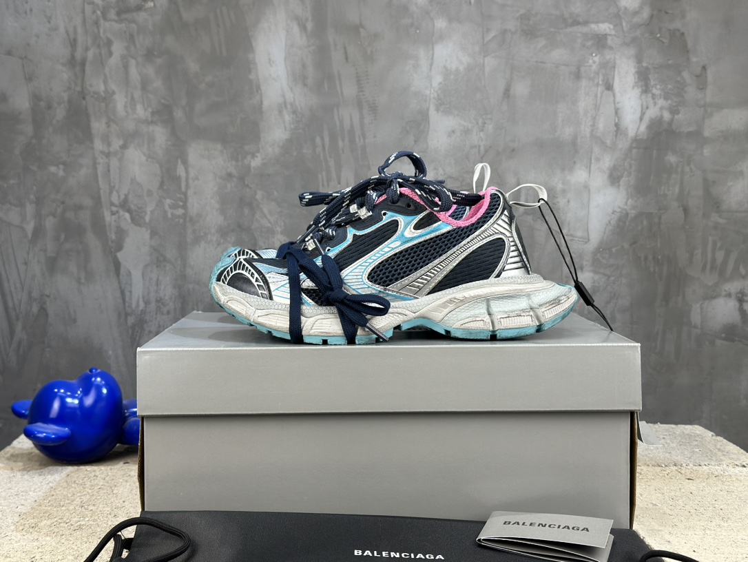 NO:639499,[Ready stock] Exclusive version Balenciaga 9th generation Latest hot model 3XL Sneaker series Couple style Casual dad shoes Sports shoes Original purchase and development Production Balenciaga 3XL Sneaker The overall shoe shape draws on the creative ideas of Balenciaga Track and Balenciaga Runner. It is equivalent to removing the outer frame of the Track shoe body while inheriting the streamlined shape and shape of the Runner. Track flat toe. A pair of tied shoelaces are added to the front of the shoe to serve as a concave shape. Developed from the original factory files, the details are accurately aligned with the official, the private mold combination outsole comes in the original large box, and everything from the inside to the outside is restored to the official version. Fabric: Original custom imported technical fabric + mesh. Inner lining: Original custom breathable mesh lining. Outsole: Original molded ultra-light MD combination rubber sole. Bottom thickness: 5CM. Size 35-46,,balenciaga,balenciaga,sneakers19860909【現貨】独家版本 Balenciaga巴黎世家 九代 最新爆款3XL Sneaker系列 情侣款 休闲 老爹鞋 运动鞋 原版购入开发 做货 Balenciaga 3XL Sneaker 整体鞋型汲取了Balenciaga Track和Balenciaga Runner两款鞋型的创作思路 相当于把 Track鞋身的外框拆了下来 同时继承了 Runner的流线造型和 Track扁平的鞋头.在鞋面前段另加了一副绑着的的鞋带 用作凹造型.原厂档案开发,细节精准对位官方,私模组合大底原装大盒,从里到外一切还原官方配 面料: 原版定制进口科技面料+网面 内里: 原版定制透气网里 大底: 原版开模超轻MD组合橡胶底 底厚: 5CM 尺码35-46,,balenciaga,balenciaga,sneakers,Men's shoes