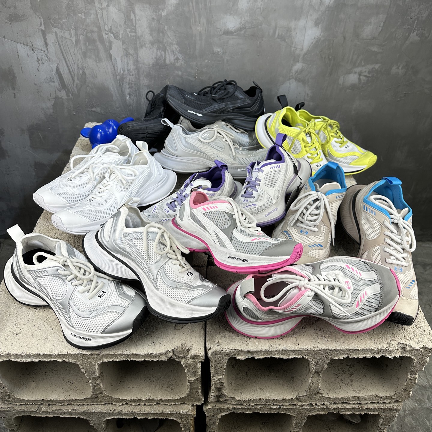 NO:229784,Paris 13th Generation (exclusive version) BaleNCIAGA Circuit Sneakers Circuit Series Low-top Retro Wide-soled Grandpa's trendy and versatile casual jogging shoes 13th Generation Original Archive Development Original Box Original Box Original Combination Soft Opening Use Original Materials All Details Comparison of Original Shoes All Details Reduce the Official Configuration from 100% From the inside to the outside The design of this generation really breaks the BaleNCIA's previous style route. The overall shoe body uses breathable mesh Nano-materials plus light old style. The foot feels really super light. The overall continues the design of the sneakers. The foot is light and comfortable. Compared with the exaggerated style of Paris, real summer sports running shoes. Size 35-46, casual shoes/sports shoes, balenciaga, balenciaga, balenciaga, sneakers19860909巴黎13代（独家版本） 巴黎世家BALENCIAGA Circuit Sneakers 环道系列低帮复古阔型底姥爹风潮流百搭休闲慢跑鞋 13代 原厂原档案开发 原盒原标 原厂组合底开模 采用原厂材料 所有细节做工全方位比对原鞋 从里到外一切百分百还原官方配置 此代设计真真的打破了巴黎世家以往的风格路线 整体鞋身采用透气网面 纳米材料 加上轻度的做旧风格 脚感真真的超级轻盈 整体延续了运动鞋的设计流线 上脚轻盈舒适 相比于之前巴黎夸张的版型 真真的夏季运动跑步鞋 尺码35-46,休闲鞋/运动鞋,balenciaga,balenciaga,sneakers,Women's Shoes