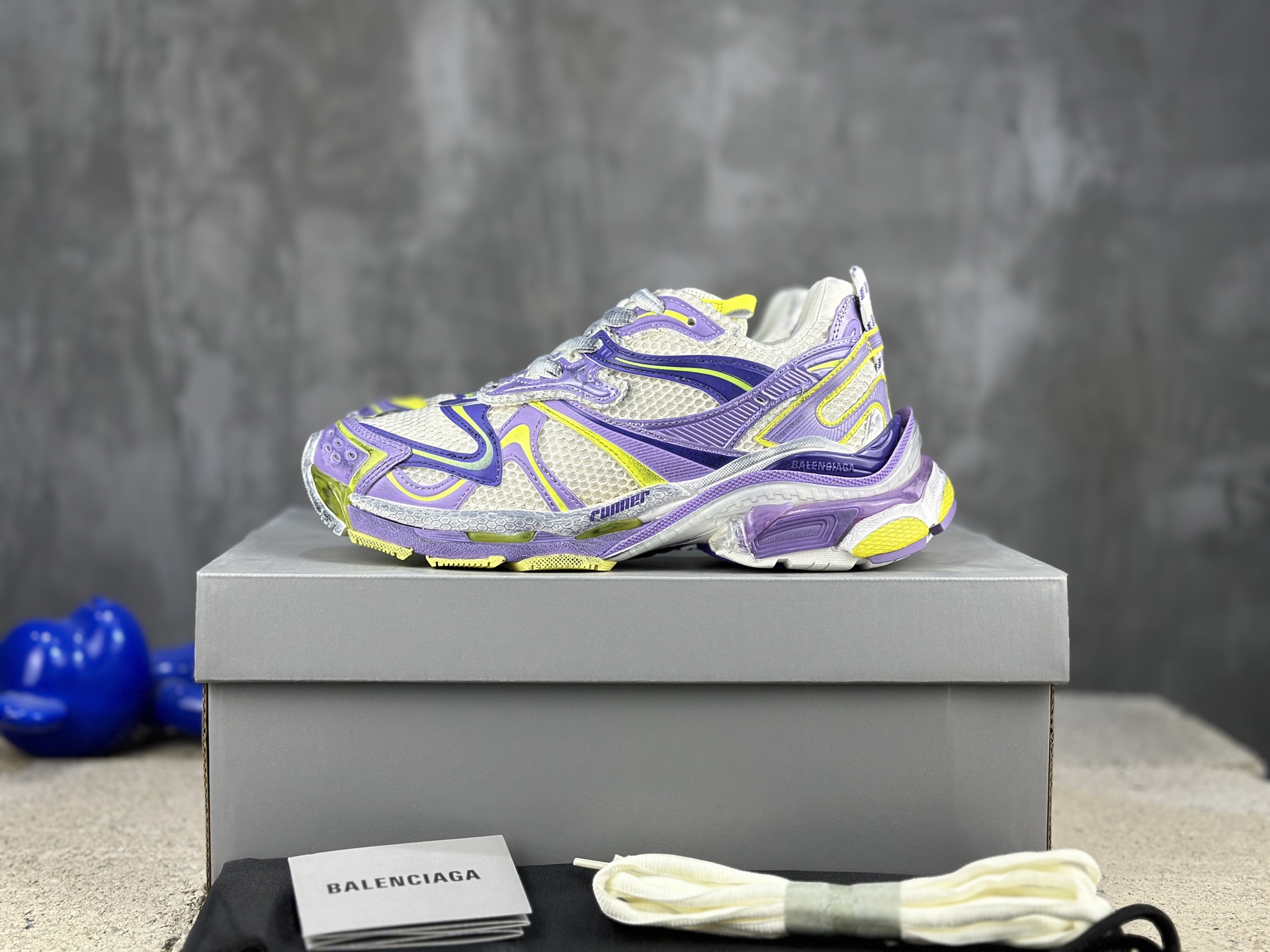 NO:778232,[Ready in stock] The new BALENCIAGA Balenciaga Runner with overflowing glue, distressing, stitching and other details shows the style of designer Demna's sports shoes. It uses a pair of 'old shoes' to convey a retro feel. The rear side panel and raised toe box show Demna's future vision in structure; the original large box restores 100% of the official configuration from the inside to the outside. The top-level version is specially designed to crush all versions. The code number is 35 36 37 38 39 40 41 42 43 44 45 46,,balenciaga,balenciaga,sneakers19860909【現貨】顶配 Runner-2 破坏风 新款BALENCIAGA 巴黎世家-Runner、是通过溢胶、做旧、缝线等细节,展示了设计师 Demna 的运动鞋风格,用一双「旧鞋」传递复古感,后侧板、翘起的鞋头,则展示了 Demna 在结构上的未来构想； 原装大盒从里到外一切百分百还原官方配置 顶级专供碾压一切版本码数35 36 37 38 39 40 41 42 43 44 45 46,,balenciaga,balenciaga,sneakers,Men's shoes