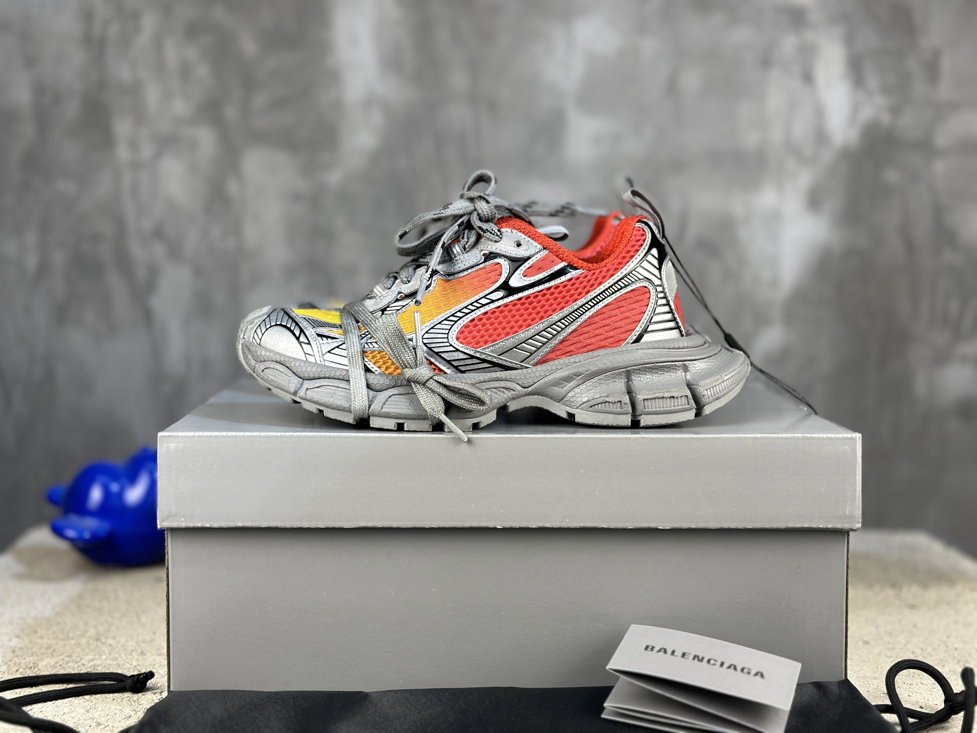 NO:356359,Pure original [spot] exclusive version Balenciaga Balenciaga Nine Generation Latest hit 3XL Sneaker series Couple style Casual dad shoes Sneaker original purchase and development Making goods Balenciaga 3XL Sneaker The overall shoe shape draws on the creative ideas of the two shoe shapes Balenciaga Track and Balenciaga Runner, which is equivalent to removing the outer frame of the Track shoe body and inheriting the streamlined shape of Runner and the Track flat toe. A pair of tied shoelaces are added to the front of the upper to serve as a concave shape. Original archive development, precise details are the official, private model combination large sole, original large box, everything is restored from the inside out Fabric: original custom imported technology fabric + mesh Inner: original custom breathable net Outsole: Original open mold ultralight MD combination rubber bottom Thickness: 5CM Size 35-46,,balenciaga,balenciaga,sneakers19860909纯原【現貨】独家版本 Balenciaga巴黎世家 九代 最新爆款3XL Sneaker系列 情侣款 休闲 老爹鞋 运动鞋 原版购入开发 做货 Balenciaga 3XL Sneaker 整体鞋型汲取了Balenciaga Track和Balenciaga Runner两款鞋型的创作思路 相当于把 Track鞋身的外框拆了下来 同时继承了 Runner的流线造型和 Track扁平的鞋头.在鞋面前段另加了一副绑着的的鞋带 用作凹造型.原厂档案开发,细节精准对位官方,私模组合大底原装大盒,从里到外一切还原官方配 面料: 原版定制进口科技面料+网面 内里: 原版定制透气网里 大底: 原版开模超轻MD组合橡胶底 底厚: 5CM 尺码35-46,,balenciaga,balenciaga,sneakers,Men's shoes