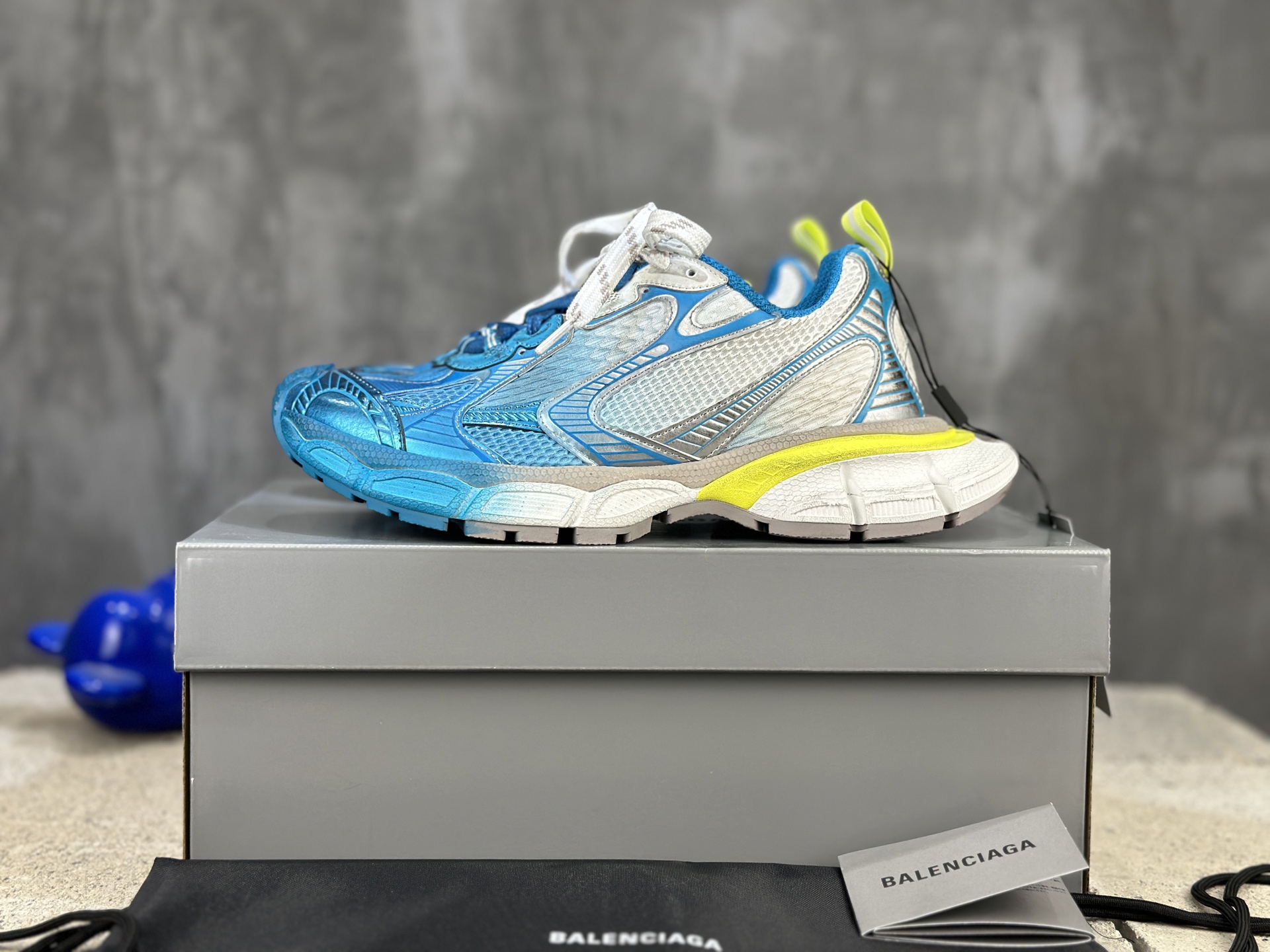 NO:639506,[Ready stock] Exclusive version Balenciaga 9th generation Latest hot model 3XL Sneaker series Couple style Casual dad shoes Sports shoes Original purchase and development Production Balenciaga 3XL Sneaker The overall shoe shape draws on the creative ideas of Balenciaga Track and Balenciaga Runner. It is equivalent to removing the outer frame of the Track shoe body while inheriting the streamlined shape and shape of the Runner. Track flat toe. A pair of tied shoelaces are added to the front of the shoe to serve as a concave shape. Developed from the original factory files, the details are accurately aligned with the official, the private mold combination outsole comes in the original large box, and everything from the inside to the outside is restored to the official version. Fabric: Original custom imported technical fabric + mesh. Inner lining: Original custom breathable mesh lining. Outsole: Original molded ultra-light MD combination rubber sole. Bottom thickness: 5CM. Size 35-46,,balenciaga,balenciaga,sneakers19860909【現貨】独家版本 Balenciaga巴黎世家 九代 最新爆款3XL Sneaker系列 情侣款 休闲 老爹鞋 运动鞋 原版购入开发 做货 Balenciaga 3XL Sneaker 整体鞋型汲取了Balenciaga Track和Balenciaga Runner两款鞋型的创作思路 相当于把 Track鞋身的外框拆了下来 同时继承了 Runner的流线造型和 Track扁平的鞋头.在鞋面前段另加了一副绑着的的鞋带 用作凹造型.原厂档案开发,细节精准对位官方,私模组合大底原装大盒,从里到外一切还原官方配 面料: 原版定制进口科技面料+网面 内里: 原版定制透气网里 大底: 原版开模超轻MD组合橡胶底 底厚: 5CM 尺码35-46,,balenciaga,balenciaga,sneakers,Men's shoes