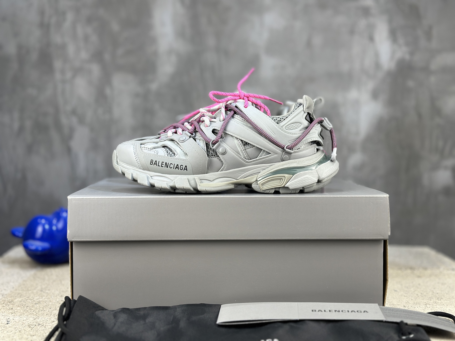 Balenciaga Sneaker Tess 3.0 es el concepto de zapato para exteriores de tercera generación. Balenciaga Sneake…