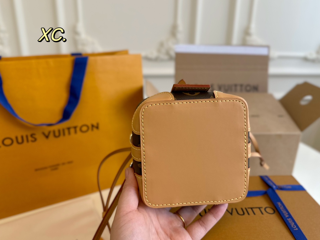 P215（折叠盒飞机盒）

size:11.5×11.5
LV 路易威登老花Noe Purse烧卖包💕
mini小水桶包的形状，
宛如一个小烧卖❗️
设计很特别，抽绳封口～
随性的感觉，可盐可甜！