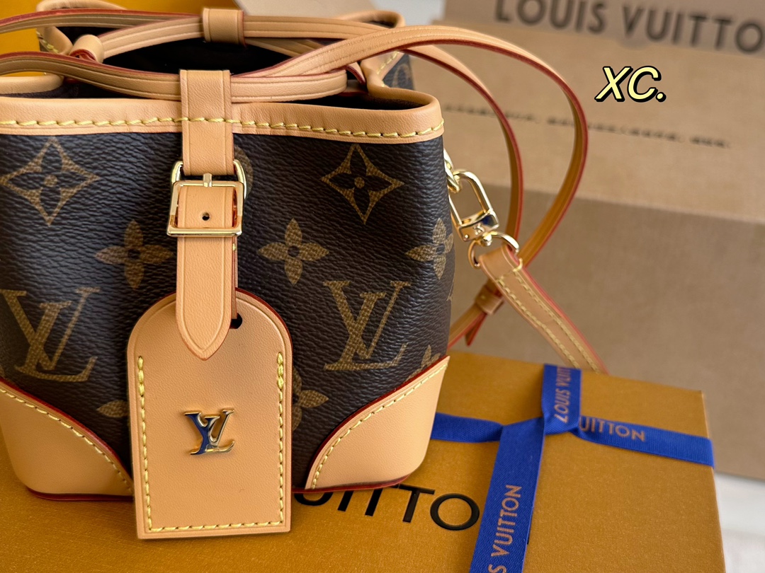 P215（折叠盒飞机盒）

size:11.5×11.5
LV 路易威登老花Noe Purse烧卖包💕
mini小水桶包的形状，
宛如一个小烧卖❗️
设计很特别，抽绳封口～
随性的感觉，可盐可甜！