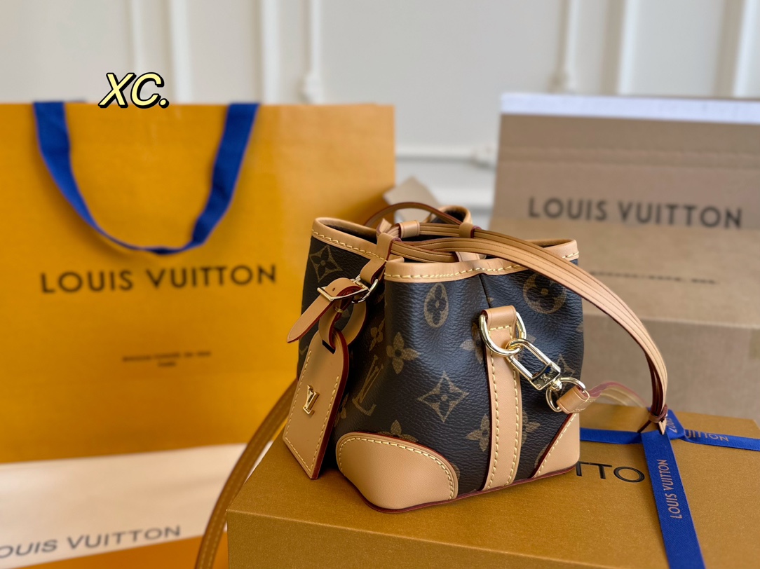 P215（折叠盒飞机盒）

size:11.5×11.5
LV 路易威登老花Noe Purse烧卖包💕
mini小水桶包的形状，
宛如一个小烧卖❗️
设计很特别，抽绳封口～
随性的感觉，可盐可甜！