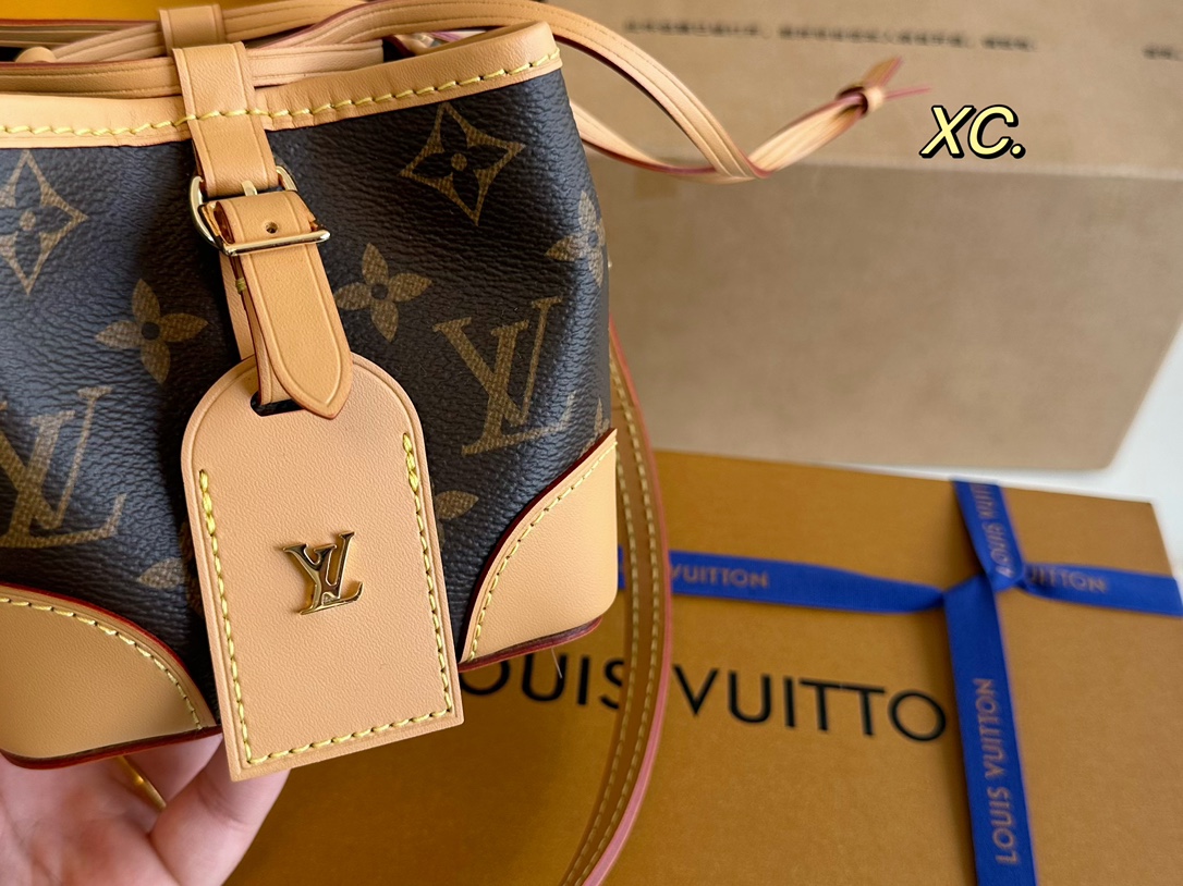 P215（折叠盒飞机盒）

size:11.5×11.5
LV 路易威登老花Noe Purse烧卖包💕
mini小水桶包的形状，
宛如一个小烧卖❗️
设计很特别，抽绳封口～
随性的感觉，可盐可甜！