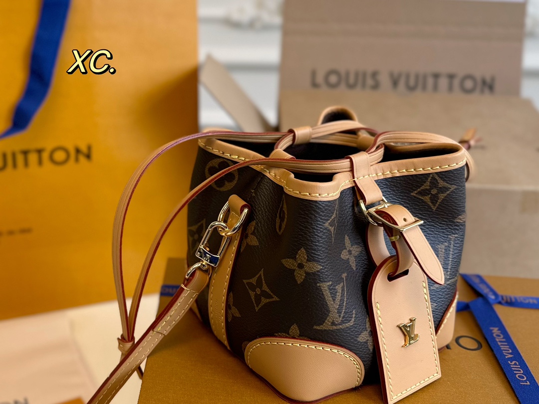 P215（折叠盒飞机盒）

size:11.5×11.5
LV 路易威登老花Noe Purse烧卖包💕
mini小水桶包的形状，
宛如一个小烧卖❗️
设计很特别，抽绳封口～
随性的感觉，可盐可甜！