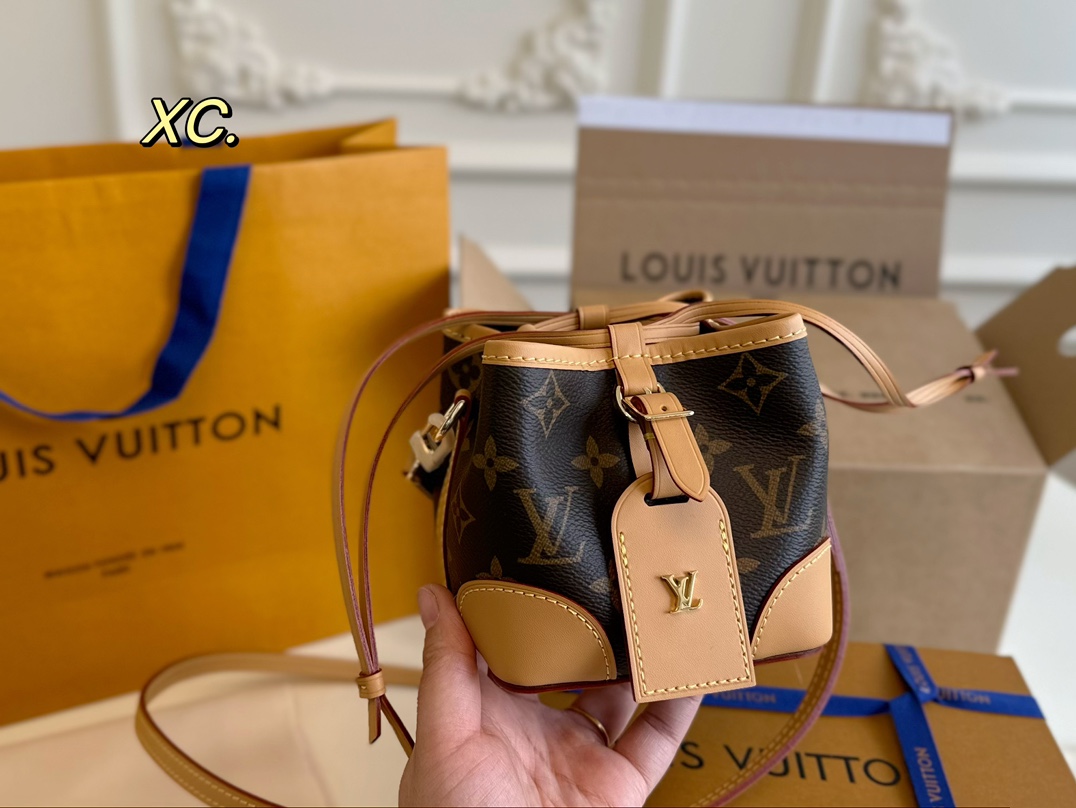 P215（折叠盒飞机盒）

size:11.5×11.5
LV 路易威登老花Noe Purse烧卖包💕
mini小水桶包的形状，
宛如一个小烧卖❗️
设计很特别，抽绳封口～
随性的感觉，可盐可甜！