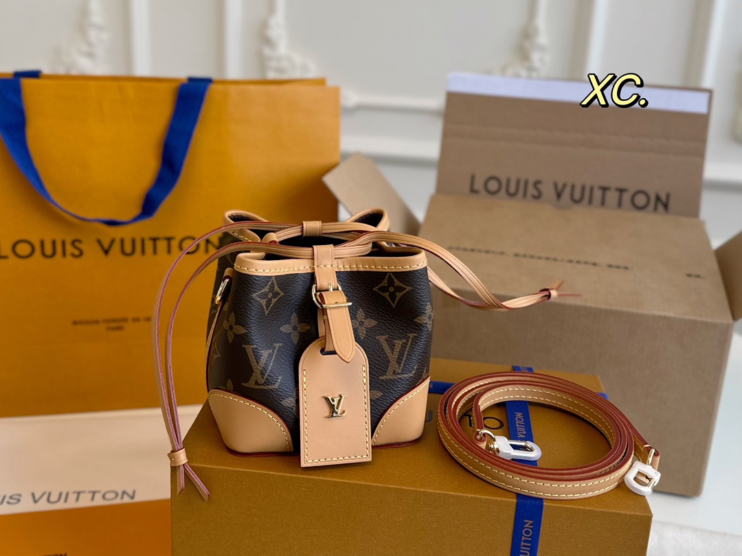 P215（折叠盒飞机盒）

size:11.5×11.5
LV 路易威登老花Noe Purse烧卖包💕
mini小水桶包的形状，
宛如一个小烧卖❗️
设计很特别，抽绳封口～
随性的感觉，可盐可甜！