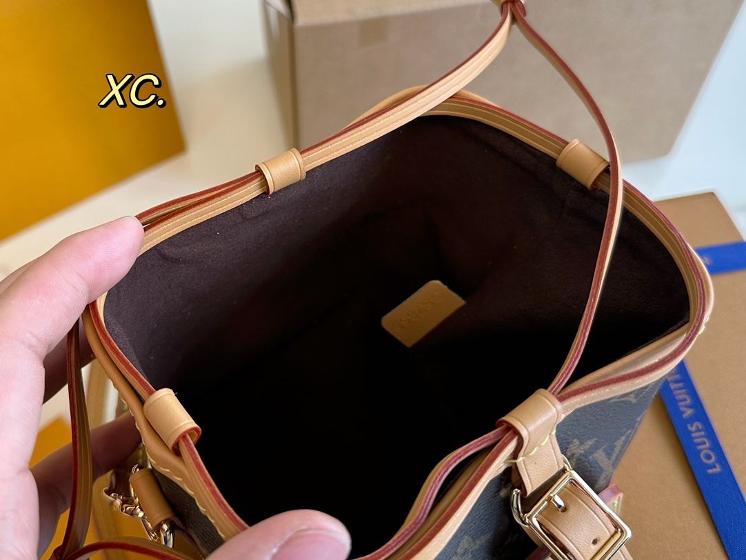 P215（折叠盒飞机盒）

size:11.5×11.5
LV 路易威登老花Noe Purse烧卖包💕
mini小水桶包的形状，
宛如一个小烧卖❗️
设计很特别，抽绳封口～
随性的感觉，可盐可甜！