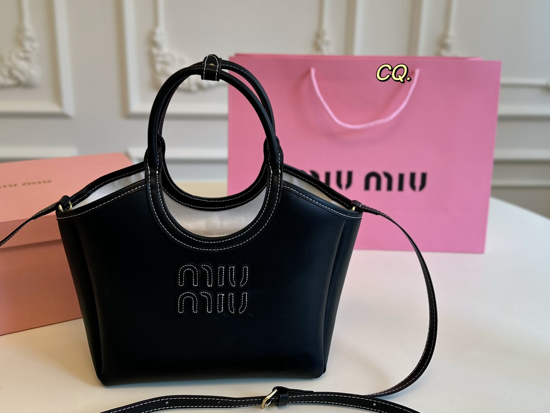 💰340（配盒）

size：23×22
Miumiu新款托特包💕
超级洋气，时髦精的托特
轻便简约，慵懒随性👍
超大空间，又高级又能装✔️