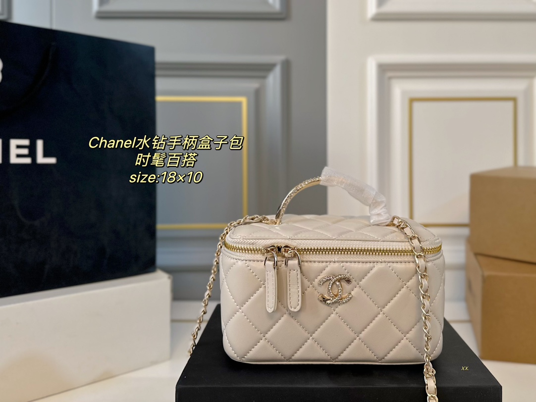 P190（折叠盒）

size：18×10
CHANEL 香奈儿菱格水钻手柄盒子包💕
小盒子质感满🈵️，颜值在线！
手柄方便日常出门，随手一拿
水钻手柄➕logo也是一个时尚单品！
包身轻便，小巧可爱
时髦又好看，值得入手‼️