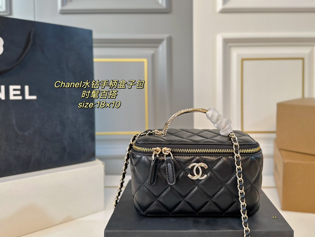 P190（折叠盒）

size：18×10
CHANEL 香奈儿菱格水钻手柄盒子包💕
小盒子质感满🈵️，颜值在线！
手柄方便日常出门，随手一拿
水钻手柄➕logo也是一个时尚单品！
包身轻便，小巧可爱
时髦又好看，值得入手‼️