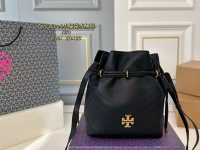 P235 (with box) size: 20×23TB Tory Burch kira small lucky bag bucket bag ❤️Quilted leather ➕ drawstring design is full of sense ~ unique appearance, distinctive high-end texture, adjustable shoulder strap, can be worn on one shoulder and cross-body You can design a retro money bag to attract wealth‼ ️ 1 P235 (with box) size: 20×23TB Tory Burch kira small lucky bag bucket bag ❤️Quilted leather ➕ drawstring design is full of sense ~ unique appearance, distinctive high-end texture, adjustable shoulder strap, can be worn on one shoulder and cross-body You can design a retro money bag to attract wealth‼ ️