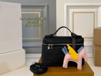 P210 (folding box) size: 20×13 Loro piana super 🔥 small lunch box bag 💕 geometric design double zipper opening and closing, eye-catching at first glance! The three-dimensional arched handle is convenient and comfortable to carry, and the long shoulder strap can be adjusted to seamlessly switch between carrying styles. Who doesn’t love this bag that is simple but not simple‼ ️ 1 P210 (folding box) size: 20×13 Loro piana super 🔥 small lunch box bag 💕 geometric design double zipper opening and closing, eye-catching at first glance! The three-dimensional arched handle is convenient and comfortable to carry, and the long shoulder strap can be adjusted to seamlessly switch between carrying styles. Who doesn’t love this bag that is simple but not simple‼ ️