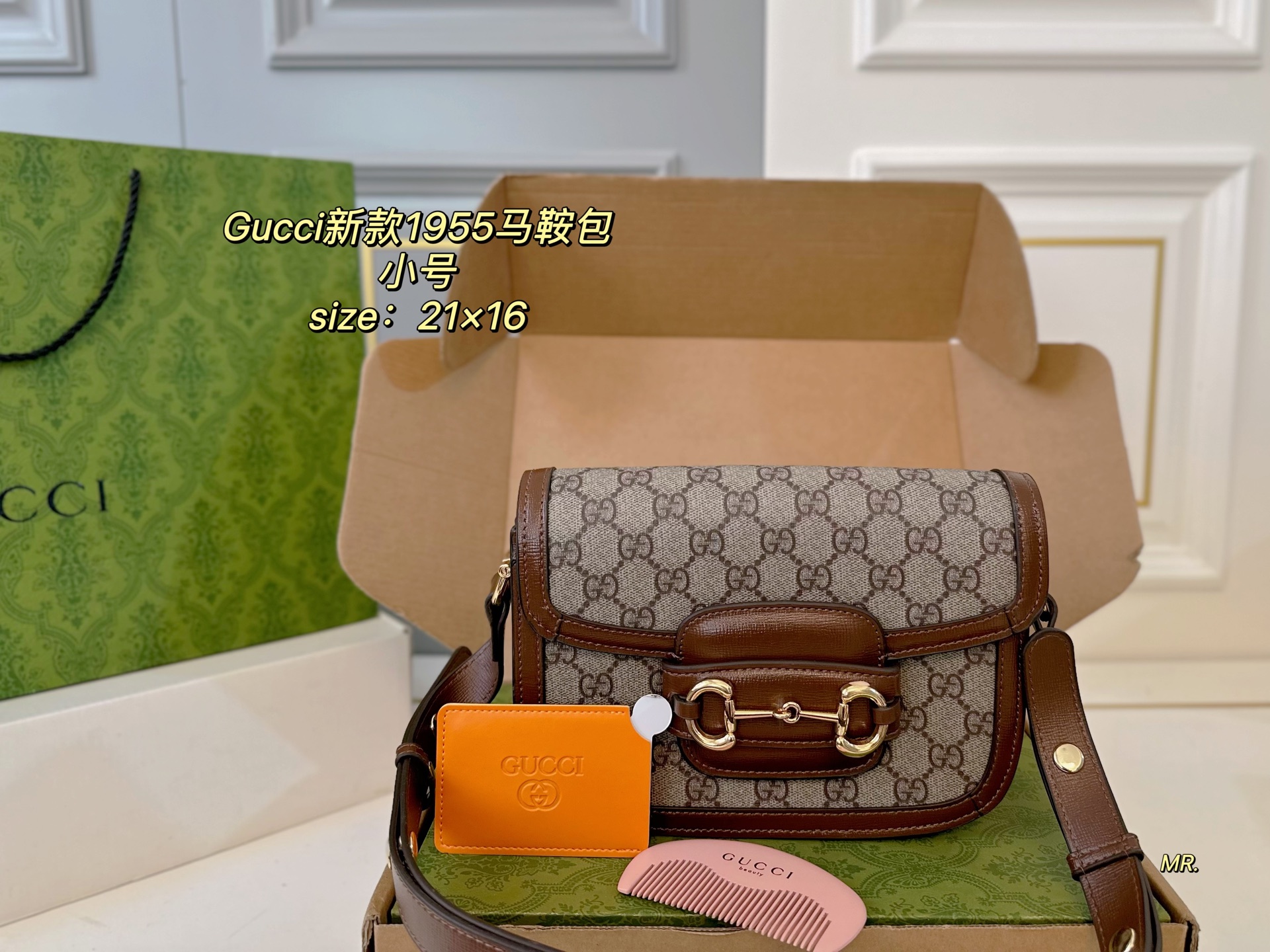 💰390 小号（折叠盒）

size:21×16
Gucci 古驰新款1955马鞍包💕
经典马衔扣金属logo，
复古气息十足✅
包内配镜子🪞➕梳子
质感超👍，肩带🉑️自由调节～
优雅经典，超级百搭款！