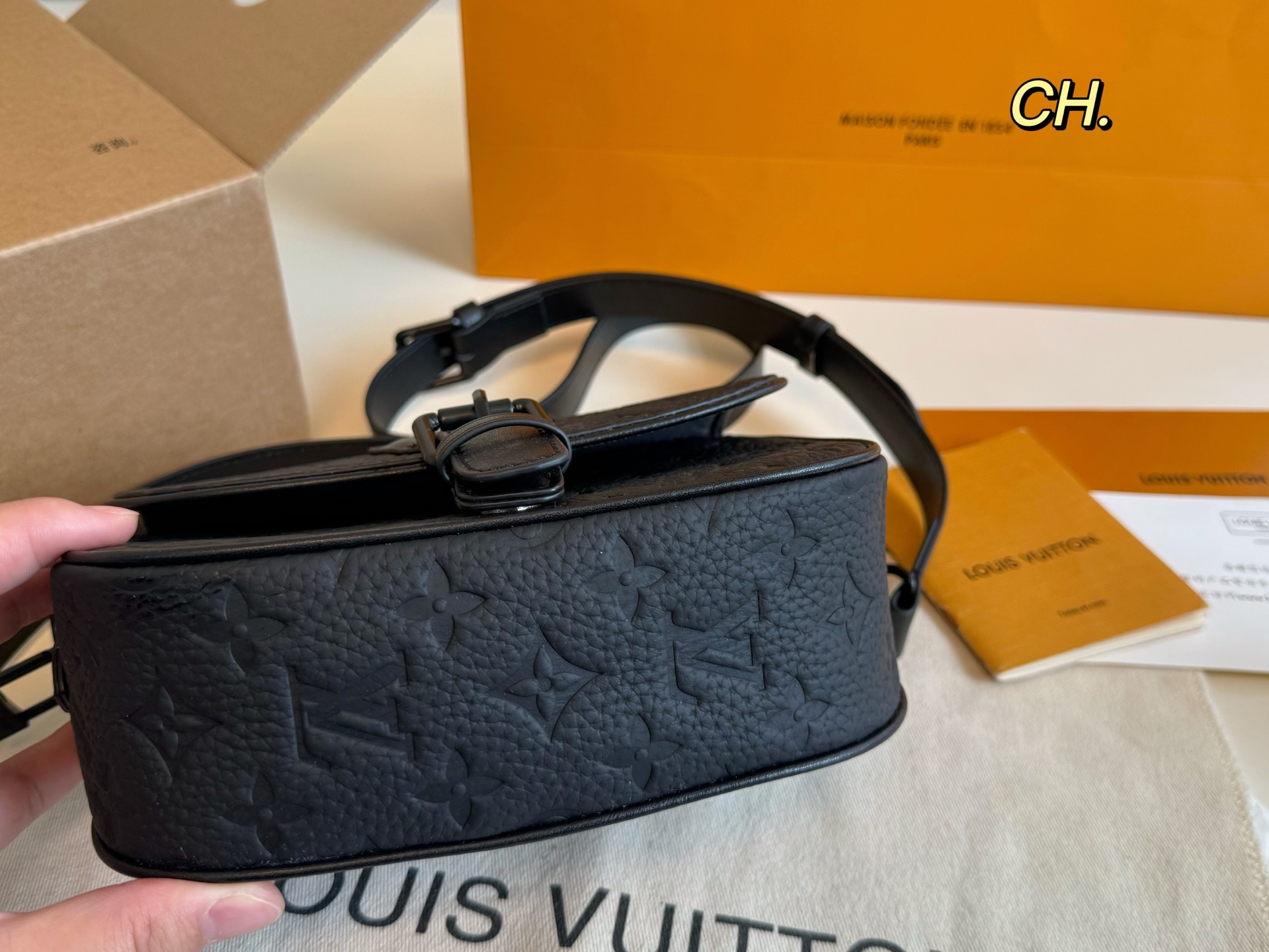 Louis Vuitton Montsouris Black Embossed Leather Crossbody Messenger Bag 4 i1746763542545 3984 0 2