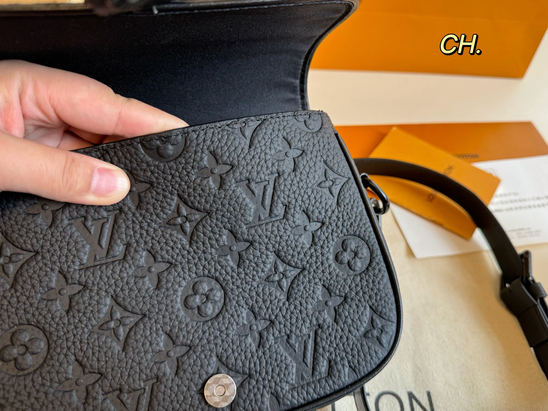 Louis Vuitton Montsouris Black Embossed Leather Crossbody Messenger Bag 9 i1746763542906 2047 0 7