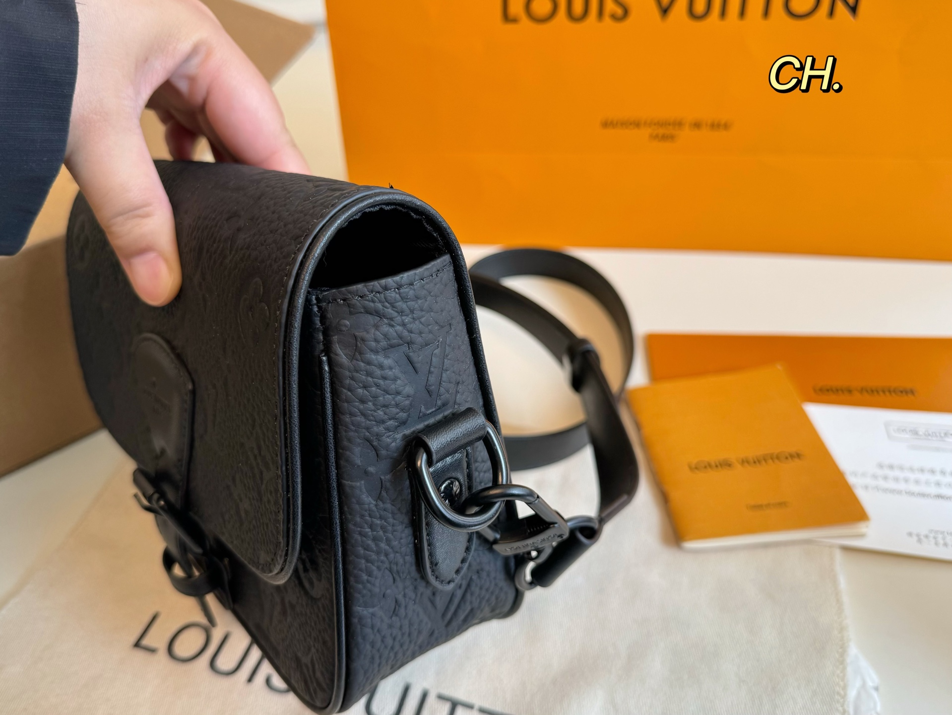 Louis Vuitton Montsouris Black Embossed Leather Crossbody Messenger Bag 6 i1746763546155 6475 0 4