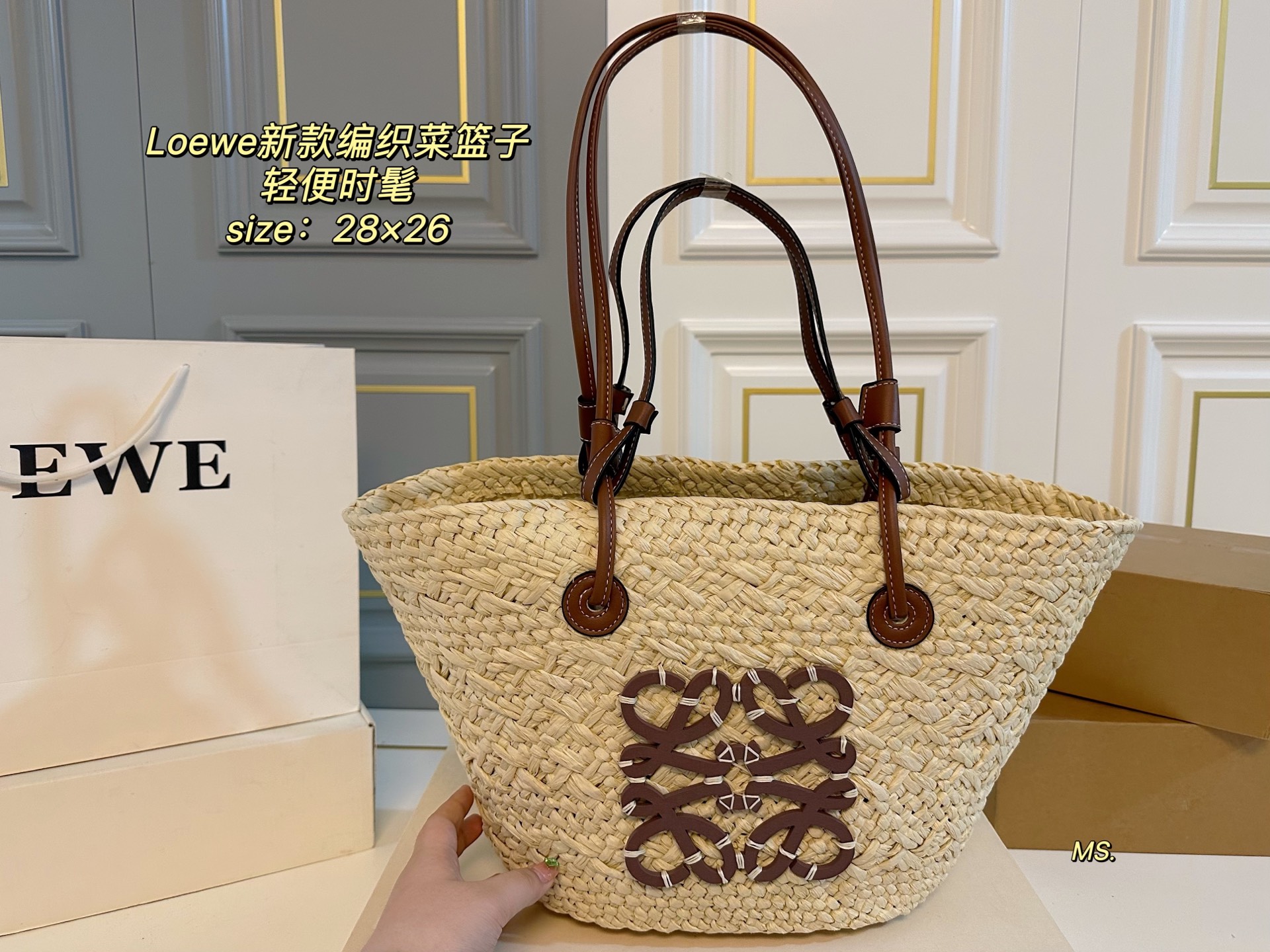P155（飞机盒）

size：28×26
LOEWE 罗意威新款编织菜篮子💕
热情的夏天，草编包轻便又时髦！
光看起来心情就会变好✨
度假⛱️游玩，凹造型必备‼️