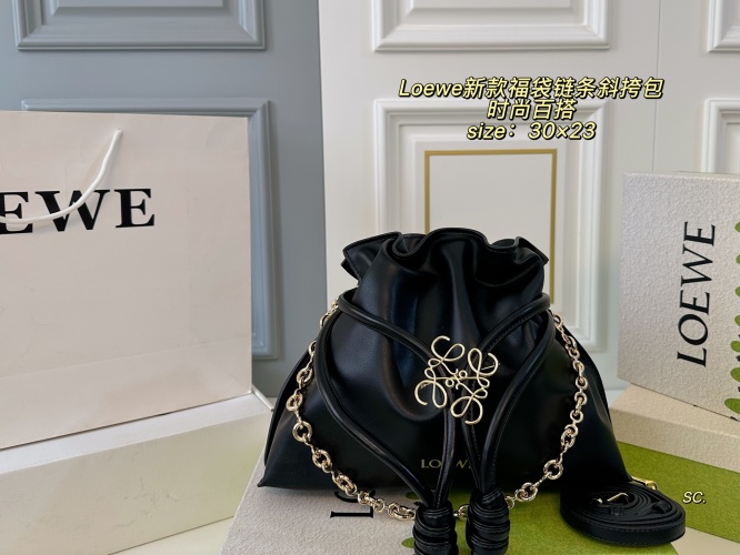 Loewe Fortune Cookie Chain Crossbody Bag - Stylish and Versatile, 30x23cm 1 Loewe Fortune Cookie Chain Crossbody Bag - Stylish and Versatile, 30x23cm