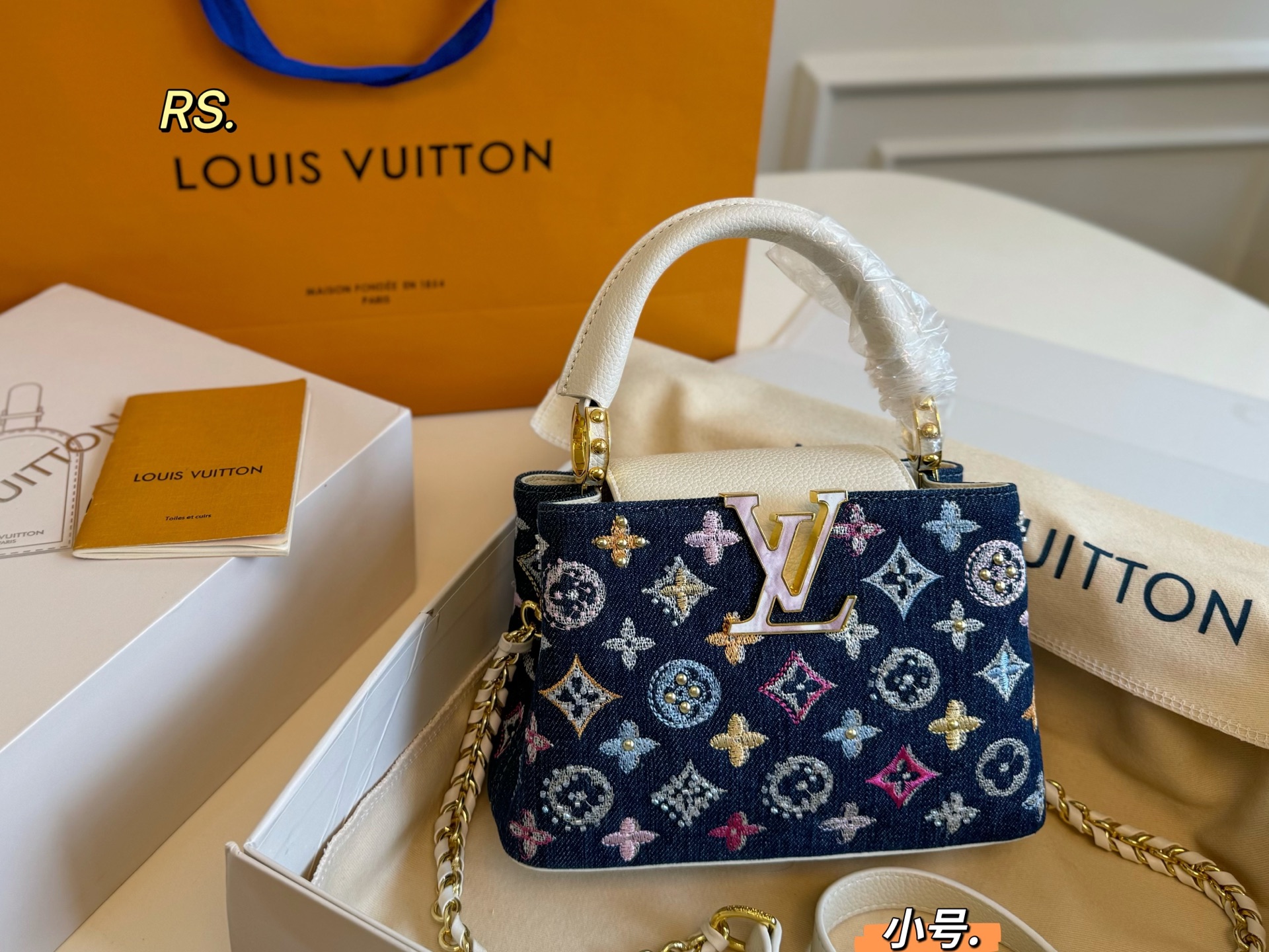 Louis Vuitton Capucines Denim Bordado Pequeño: Elegancia y Estilo
