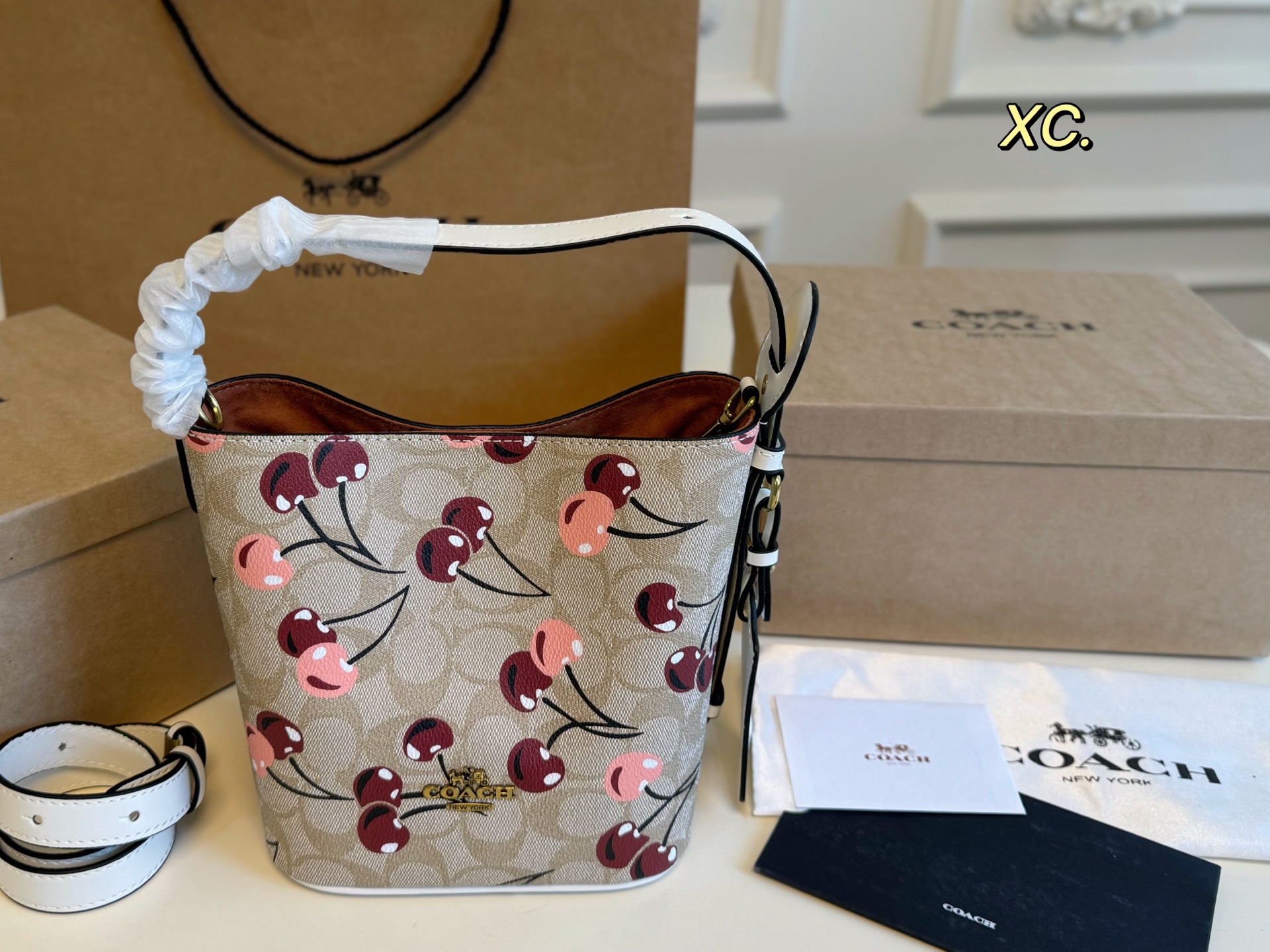(con caja) tamaño: 17×19 COACH nuevo estampado 25Allinbb patrón de cubo ❤️ ¡Nuevo modelo! Un pequeño bolso de…