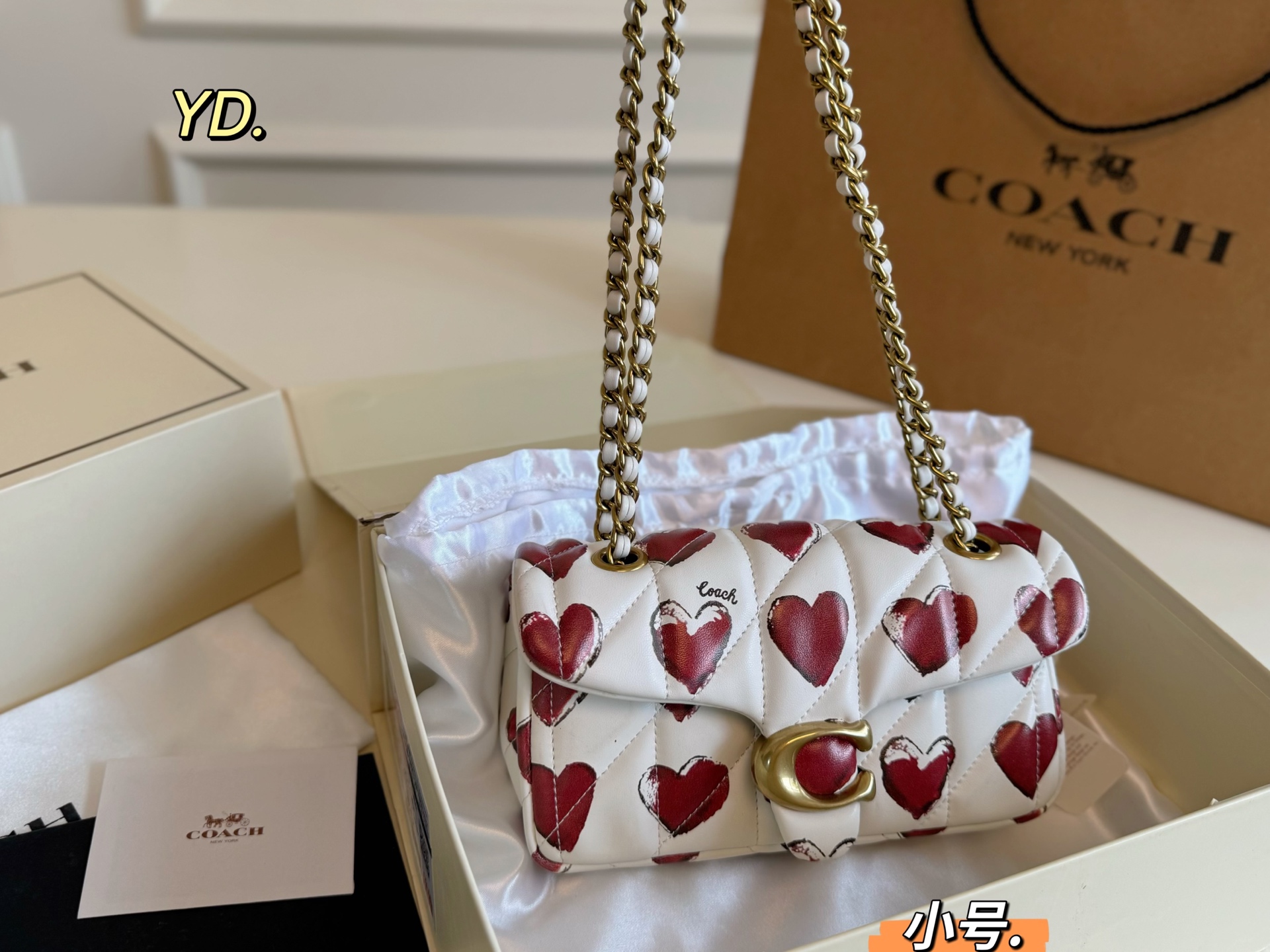Tamaño pequeño (caja plegable) Medidas: 20×11. COACH quilted tabby bolso de cadena con corazón 💕 El cuerpo del bolso e…