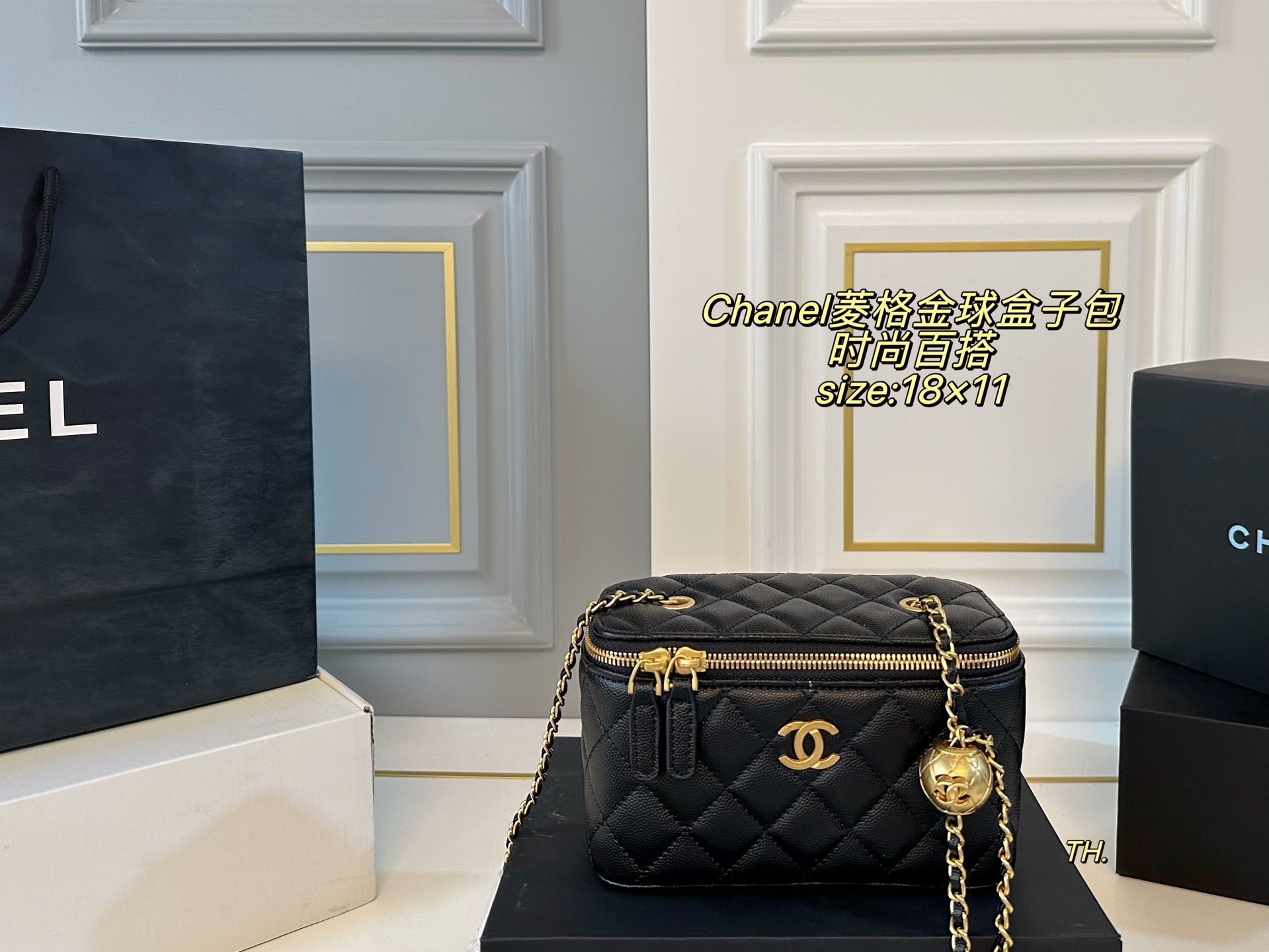 💰260 鱼子酱(折叠盒)
size:18×11
CHANEL 香奈儿菱格金球盒子包💕
金色链条和金球的点缀✨
增添一抹时尚感,颜值在线!
包身轻便,精巧别致~
时髦又好看,凹造型神器❗️
