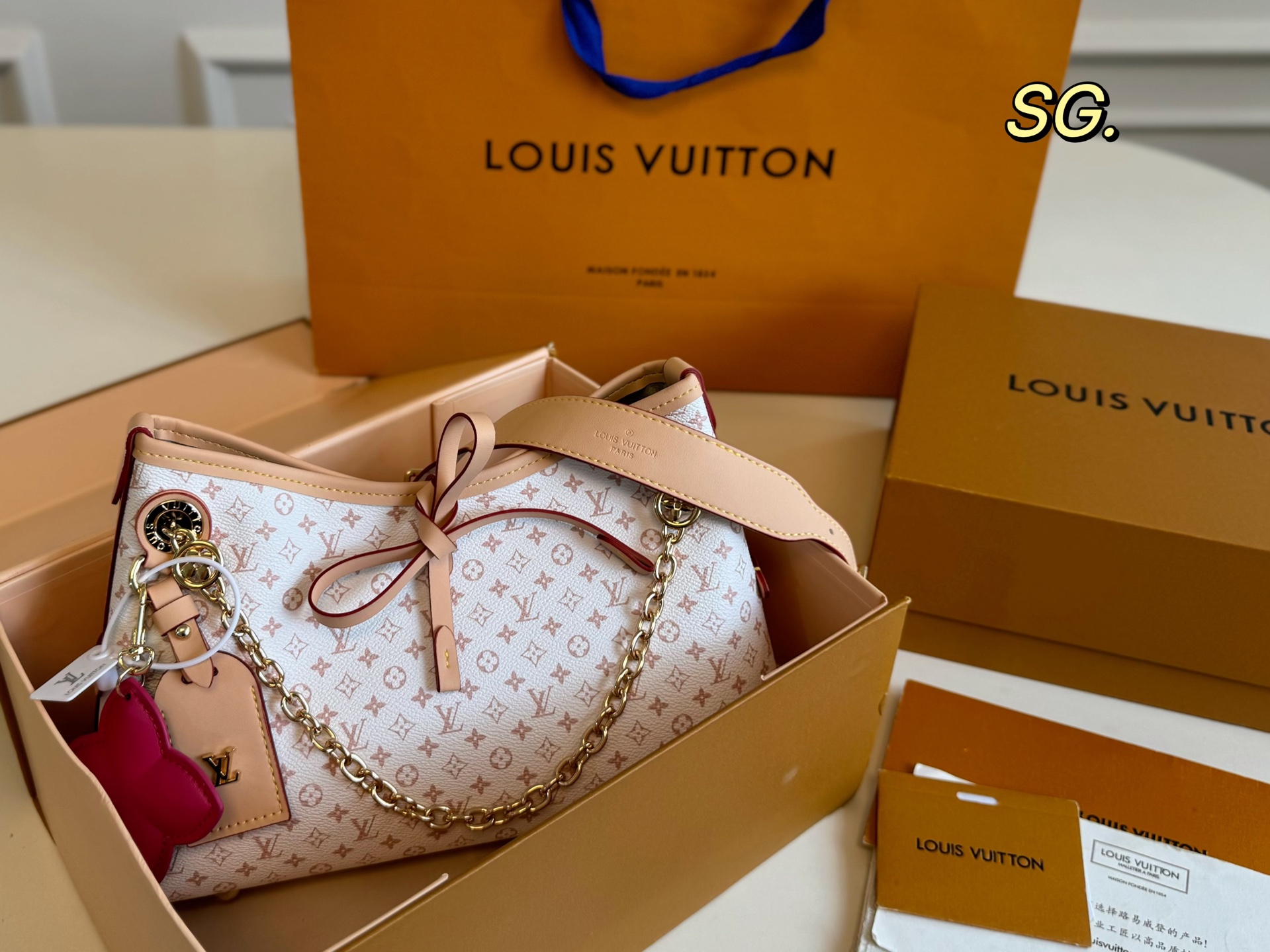 💰280（折叠盒）

size：27×16
LV 路易威登新款carryallBB链条购物袋💕
带有蝴蝶结的腋下包，实用能装～
🉑调节链条多种背法，随心所欲
空间超可，吸扣设计，安全又实用
无敌百搭，完全是驴居家通勤包颜
值担当