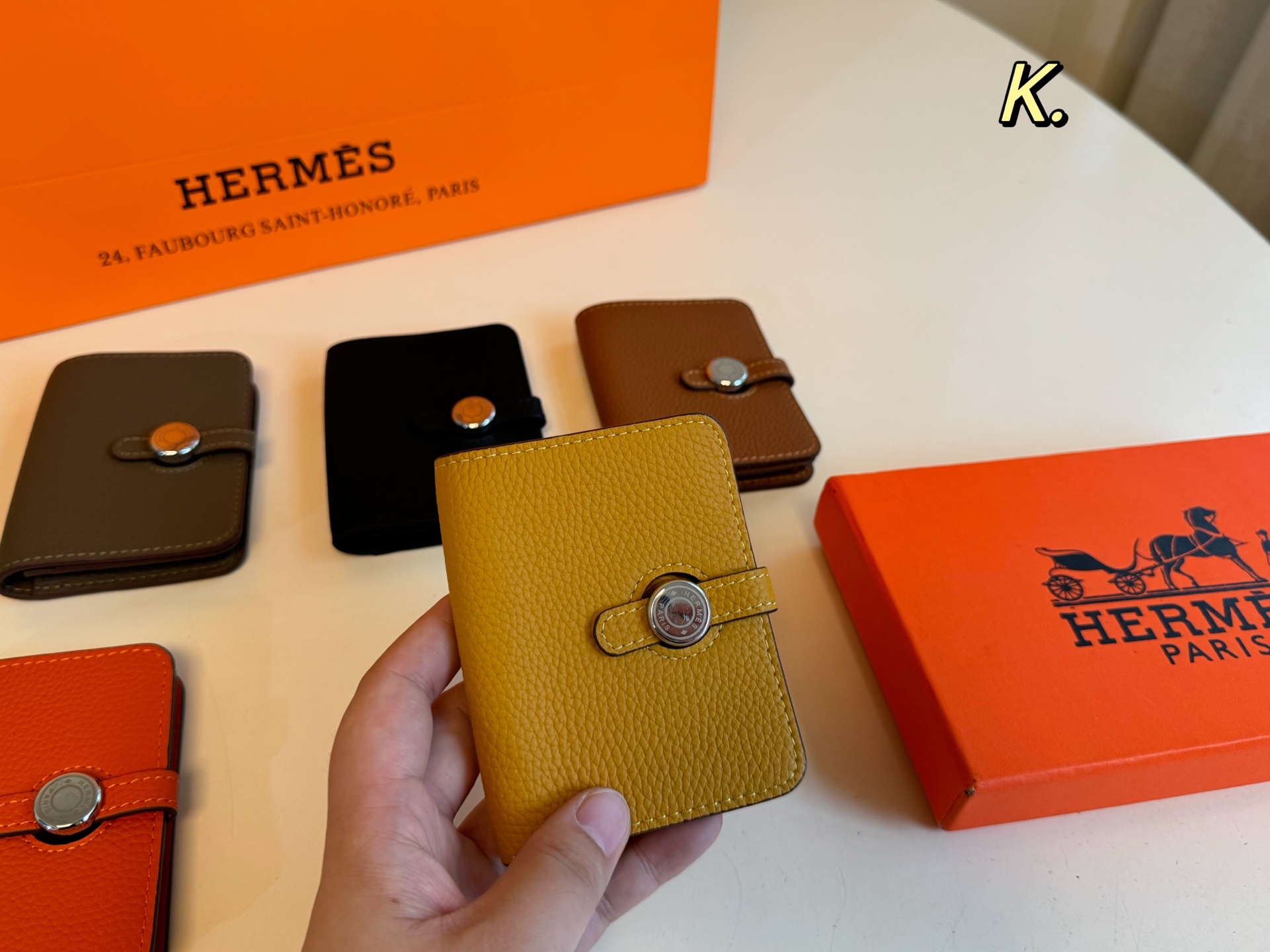 P90 头层牛皮  （配盒）

size：8×10.5
Hermes爱马仕卡包💕
头层牛皮质感满满，柔软又耐磨。
小巧便携不占空间，出门随手一放超方便！