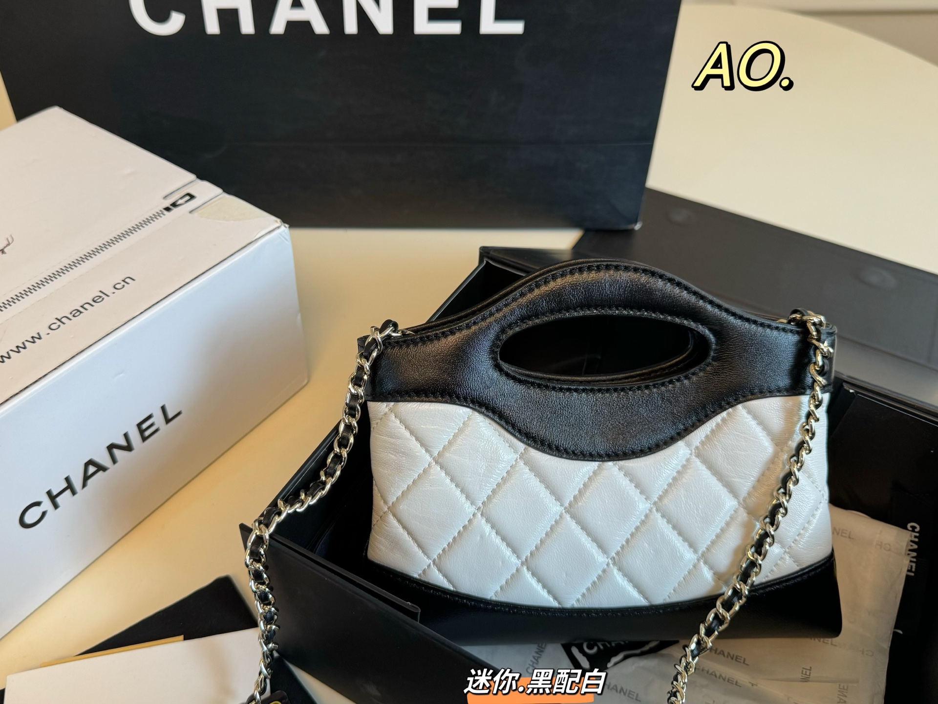 P195 迷你（折叠盒飞机盒）

size：21×17迷你
CHANEL 香奈儿mini31bag手提包💕
复古皮质，结合公文手提包
复古简约大气，上身不挑人！
百搭无限制，高级感满🈵️！