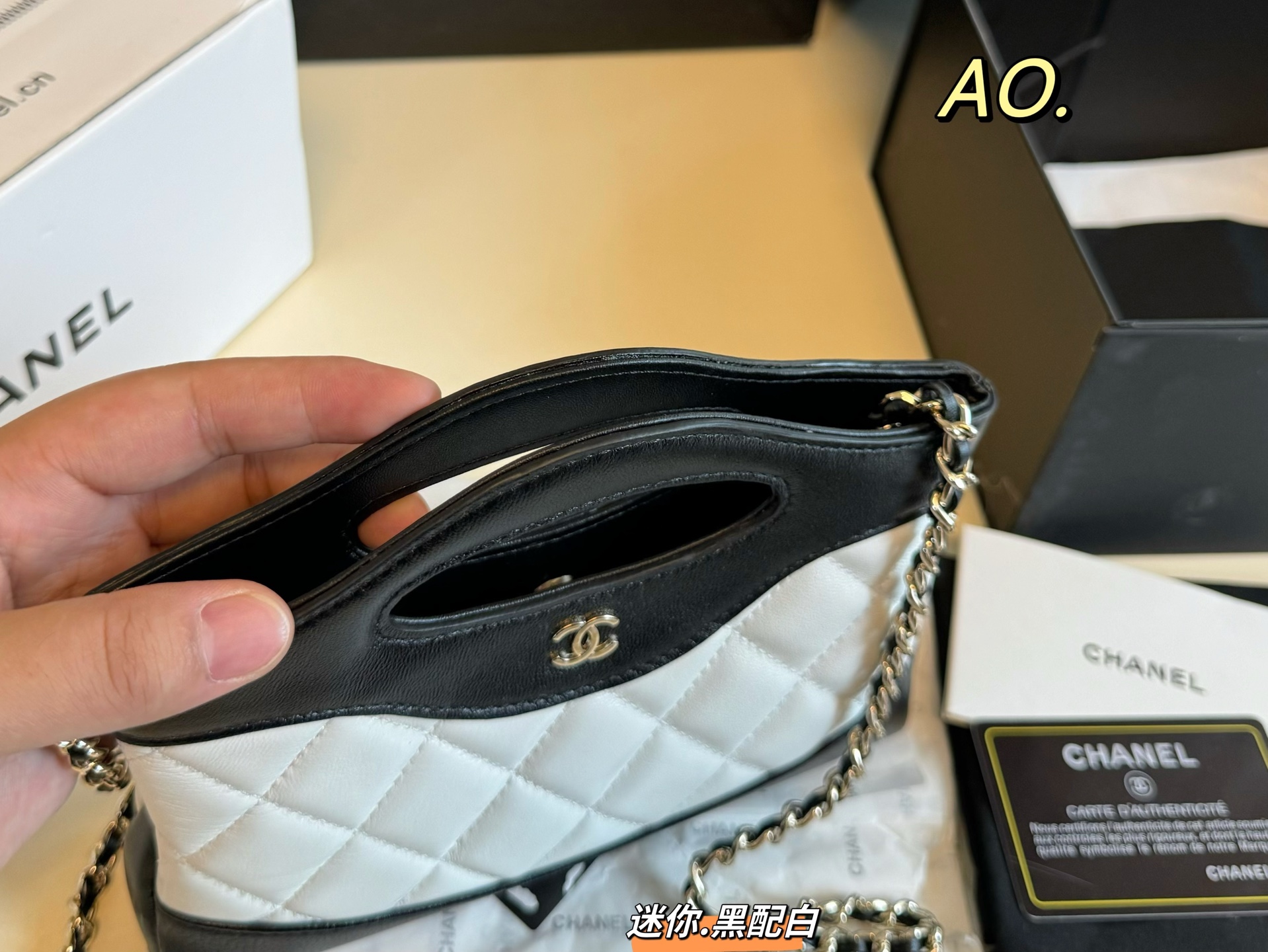 P195 迷你（折叠盒飞机盒）

size：21×17迷你
CHANEL 香奈儿mini31bag手提包💕
复古皮质，结合公文手提包
复古简约大气，上身不挑人！
百搭无限制，高级感满🈵️！