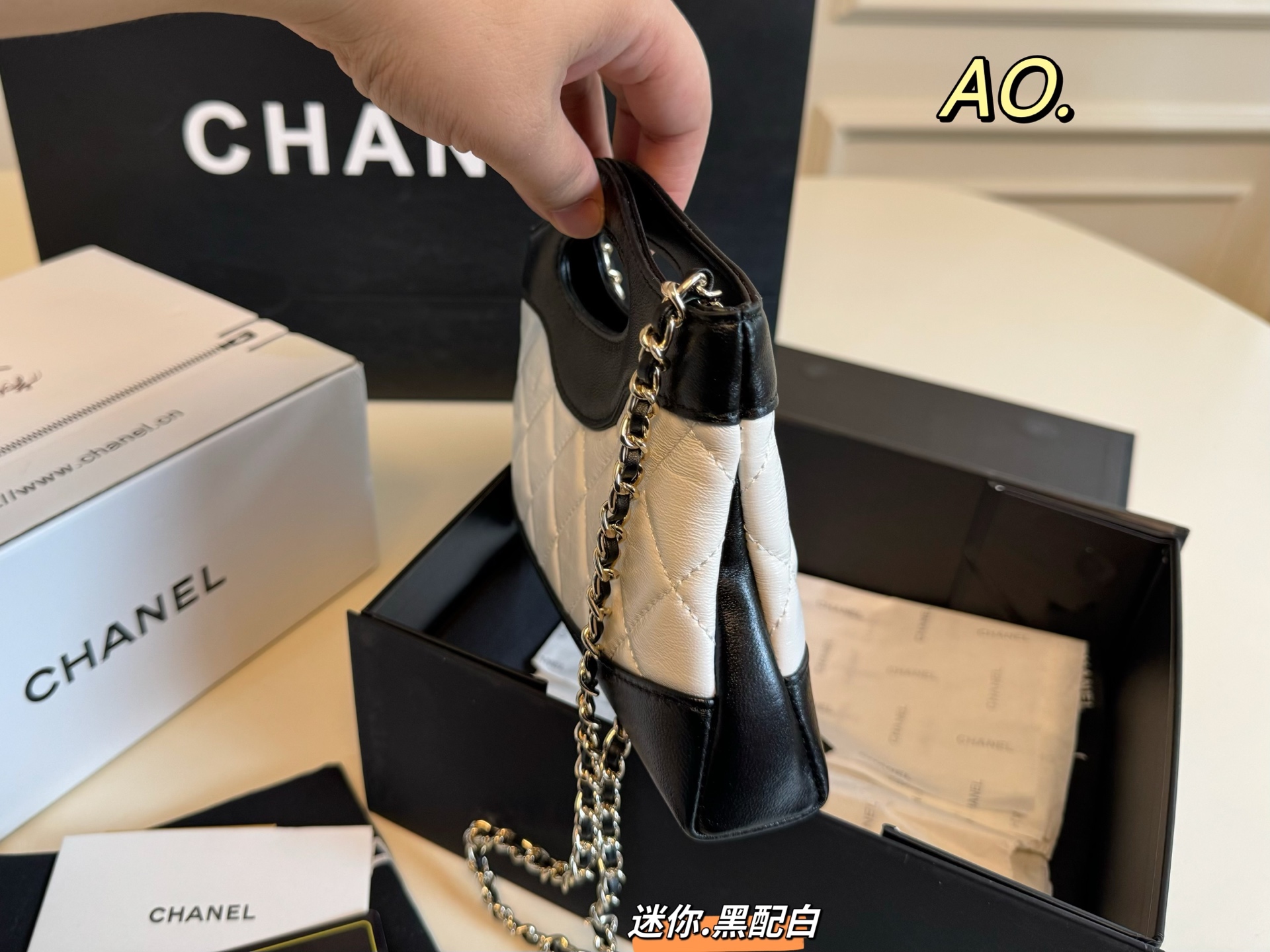 P195 迷你（折叠盒飞机盒）

size：21×17迷你
CHANEL 香奈儿mini31bag手提包💕
复古皮质，结合公文手提包
复古简约大气，上身不挑人！
百搭无限制，高级感满🈵️！
