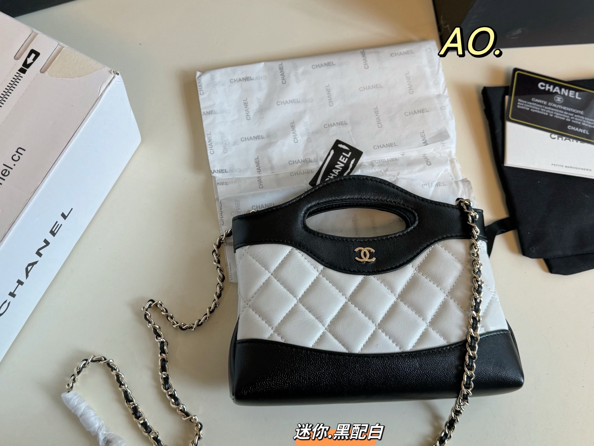 P195 迷你（折叠盒飞机盒）

size：21×17迷你
CHANEL 香奈儿mini31bag手提包💕
复古皮质，结合公文手提包
复古简约大气，上身不挑人！
百搭无限制，高级感满🈵️！