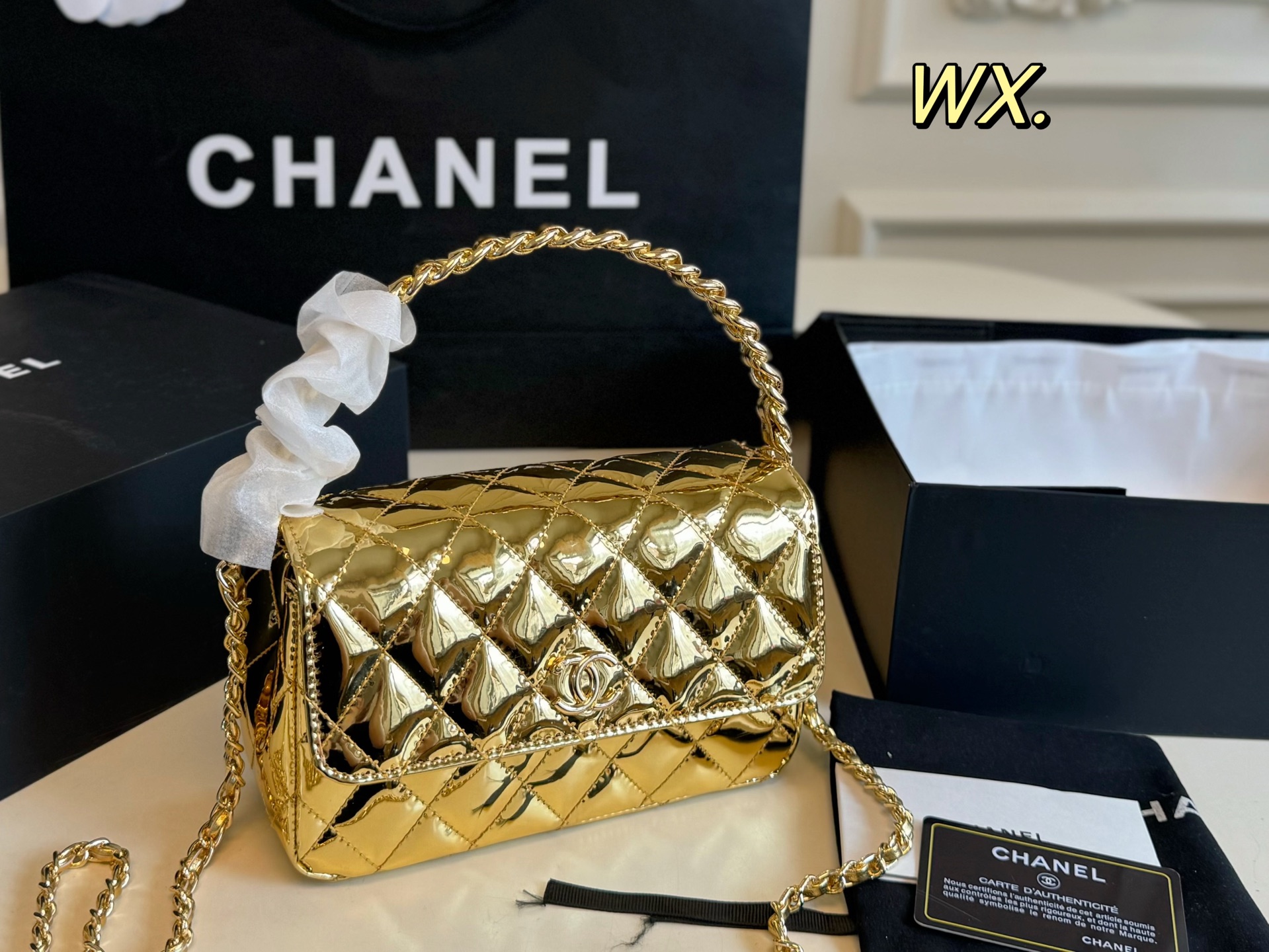 P155  （折叠盒）

size：20×12
Chanel香奈儿手提晚宴包💕
设计简直绝了，独特的隐藏款
造型
精致高级，格调满满，让人爱不释手❤️
容量能满足基本需求，方便又好看！
