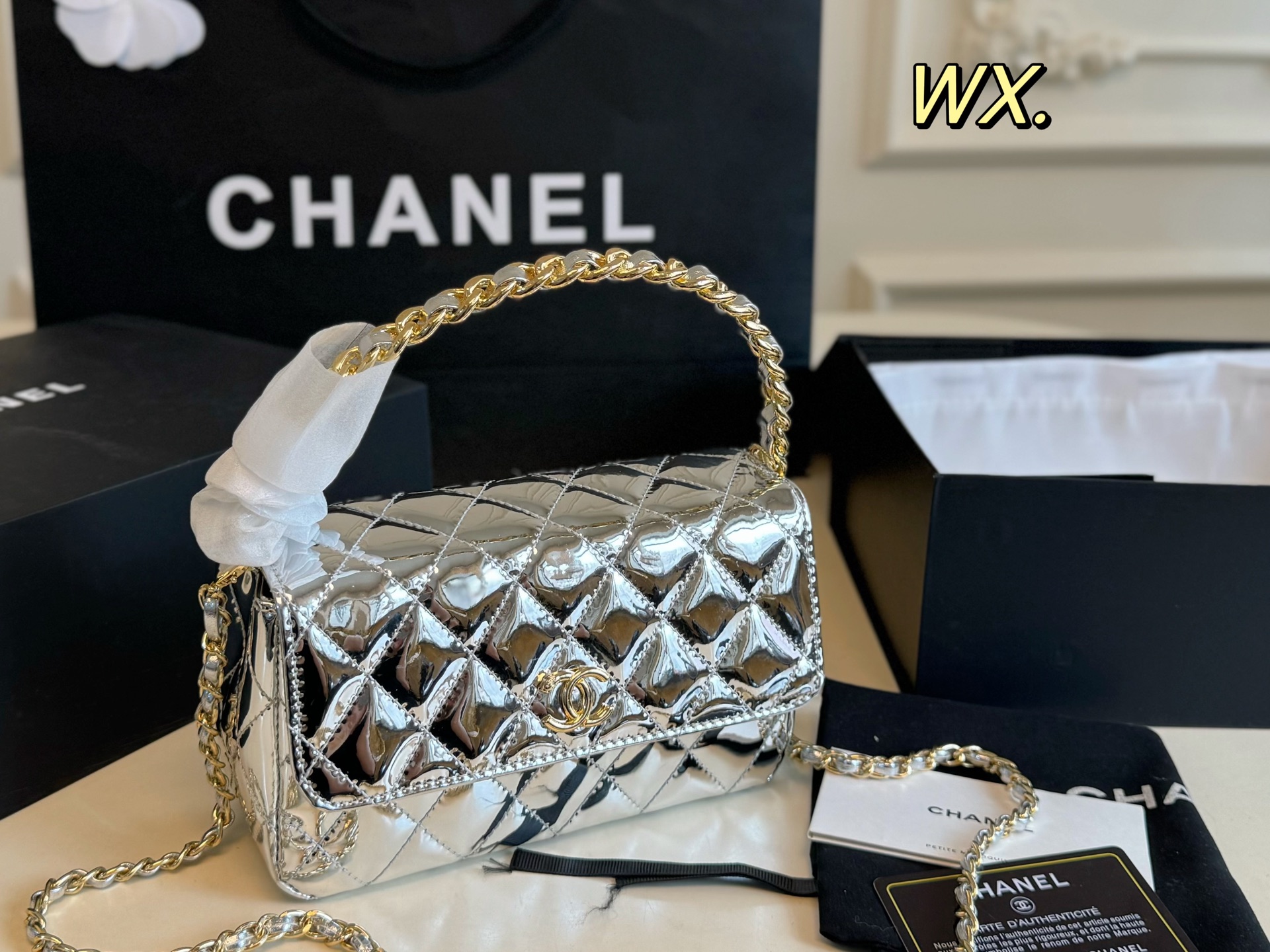 P155  （折叠盒）

size：20×12
Chanel香奈儿手提晚宴包💕
设计简直绝了，独特的隐藏款
造型
精致高级，格调满满，让人爱不释手❤️
容量能满足基本需求，方便又好看！