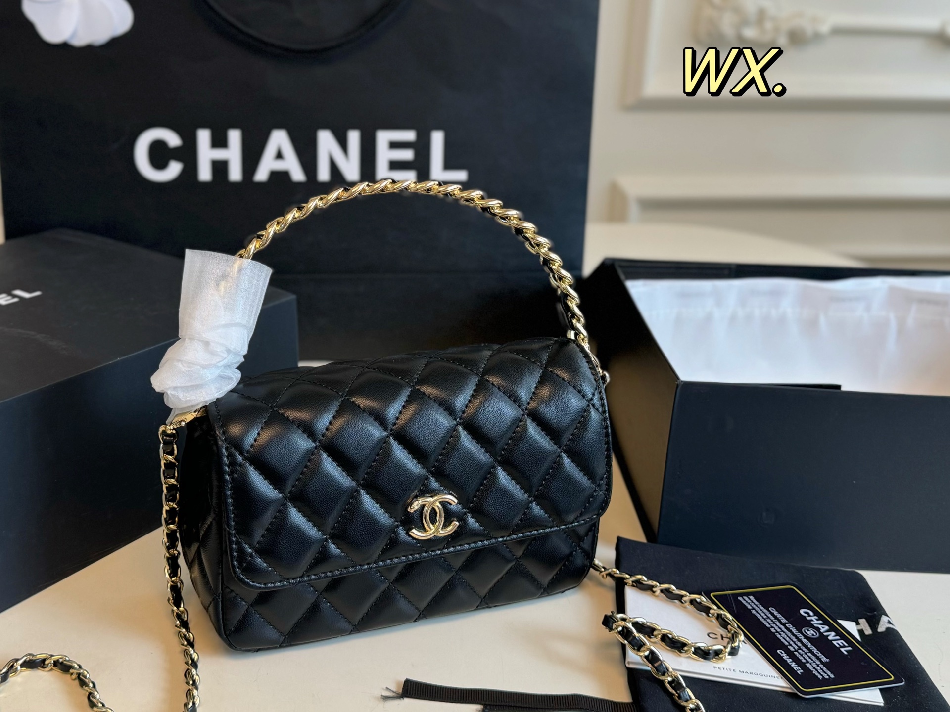 P155  （折叠盒）

size：20×12
Chanel香奈儿手提晚宴包💕
设计简直绝了，独特的隐藏款
造型
精致高级，格调满满，让人爱不释手❤️
容量能满足基本需求，方便又好看！