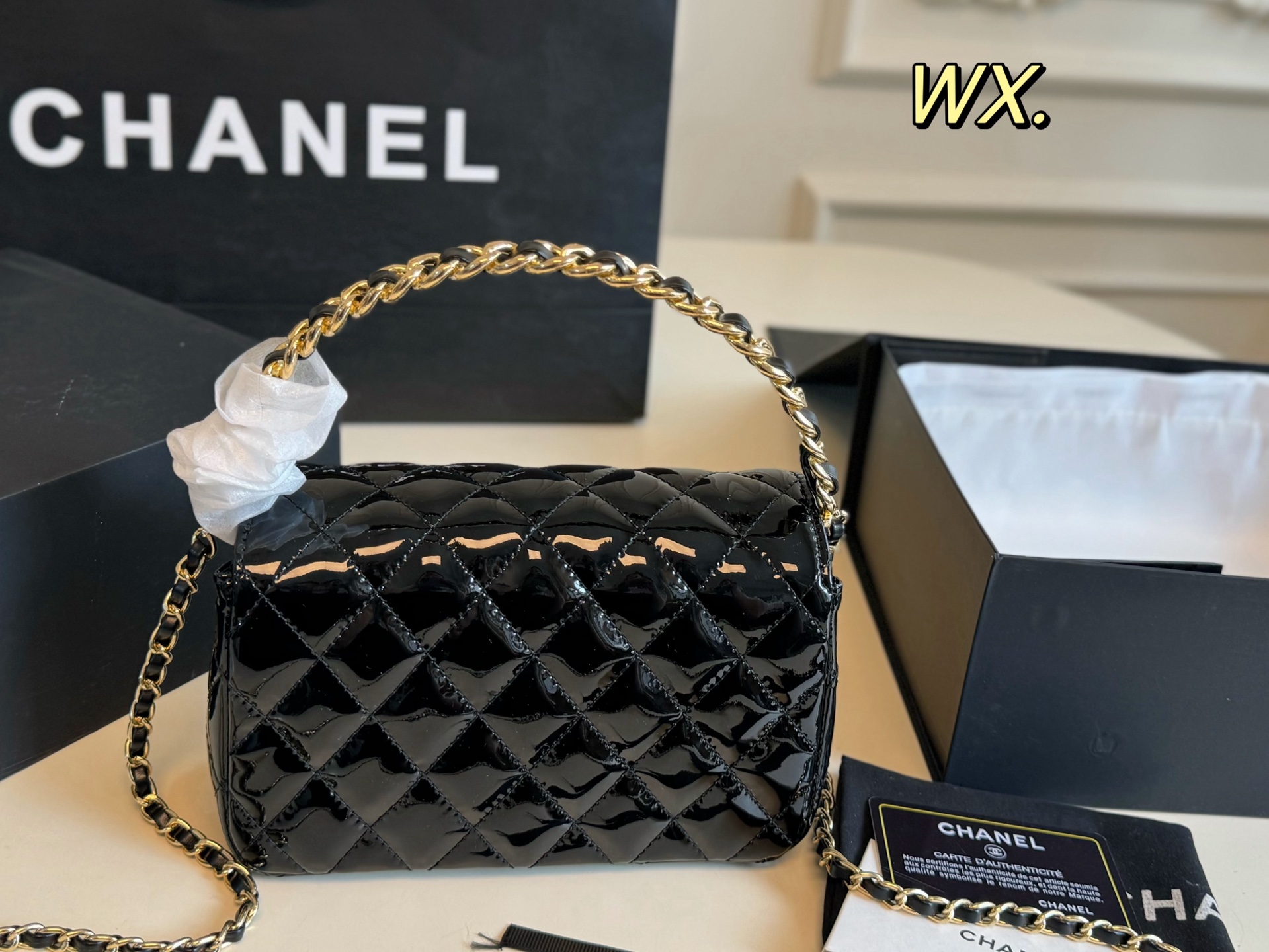 P155  （折叠盒）

size：20×12
Chanel香奈儿手提晚宴包💕
设计简直绝了，独特的隐藏款
造型
精致高级，格调满满，让人爱不释手❤️
容量能满足基本需求，方便又好看！
