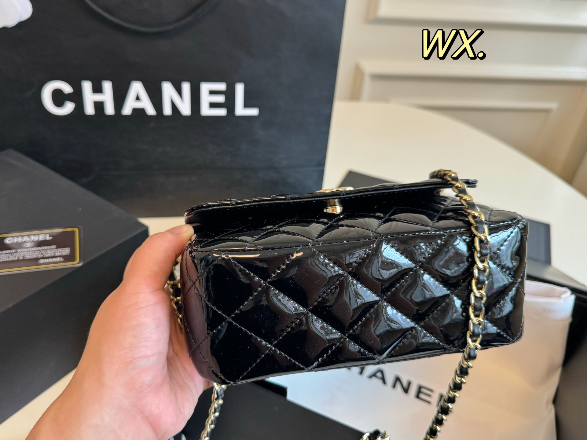 P155  （折叠盒）

size：20×12
Chanel香奈儿手提晚宴包💕
设计简直绝了，独特的隐藏款
造型
精致高级，格调满满，让人爱不释手❤️
容量能满足基本需求，方便又好看！