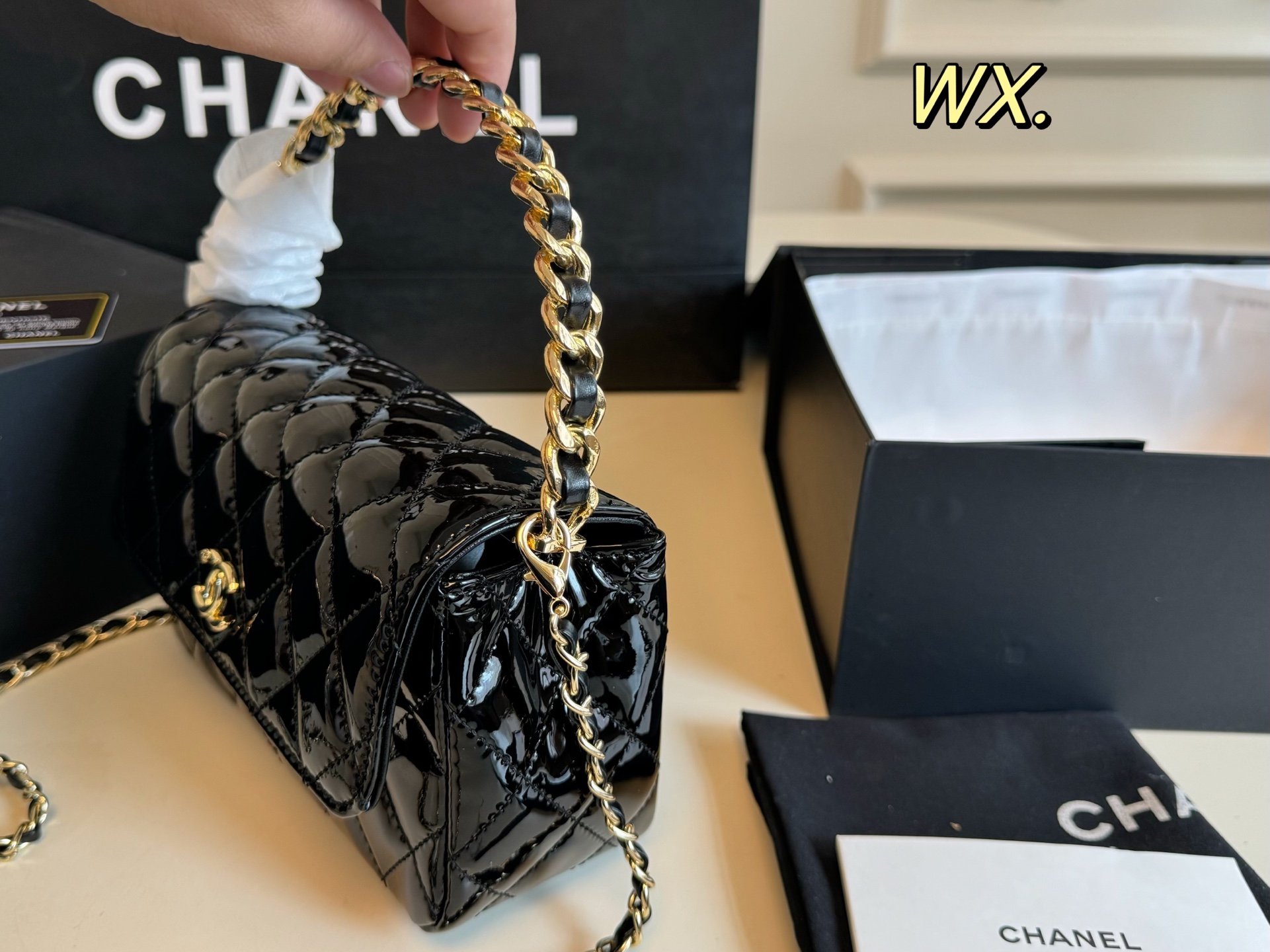P155  （折叠盒）

size：20×12
Chanel香奈儿手提晚宴包💕
设计简直绝了，独特的隐藏款
造型
精致高级，格调满满，让人爱不释手❤️
容量能满足基本需求，方便又好看！