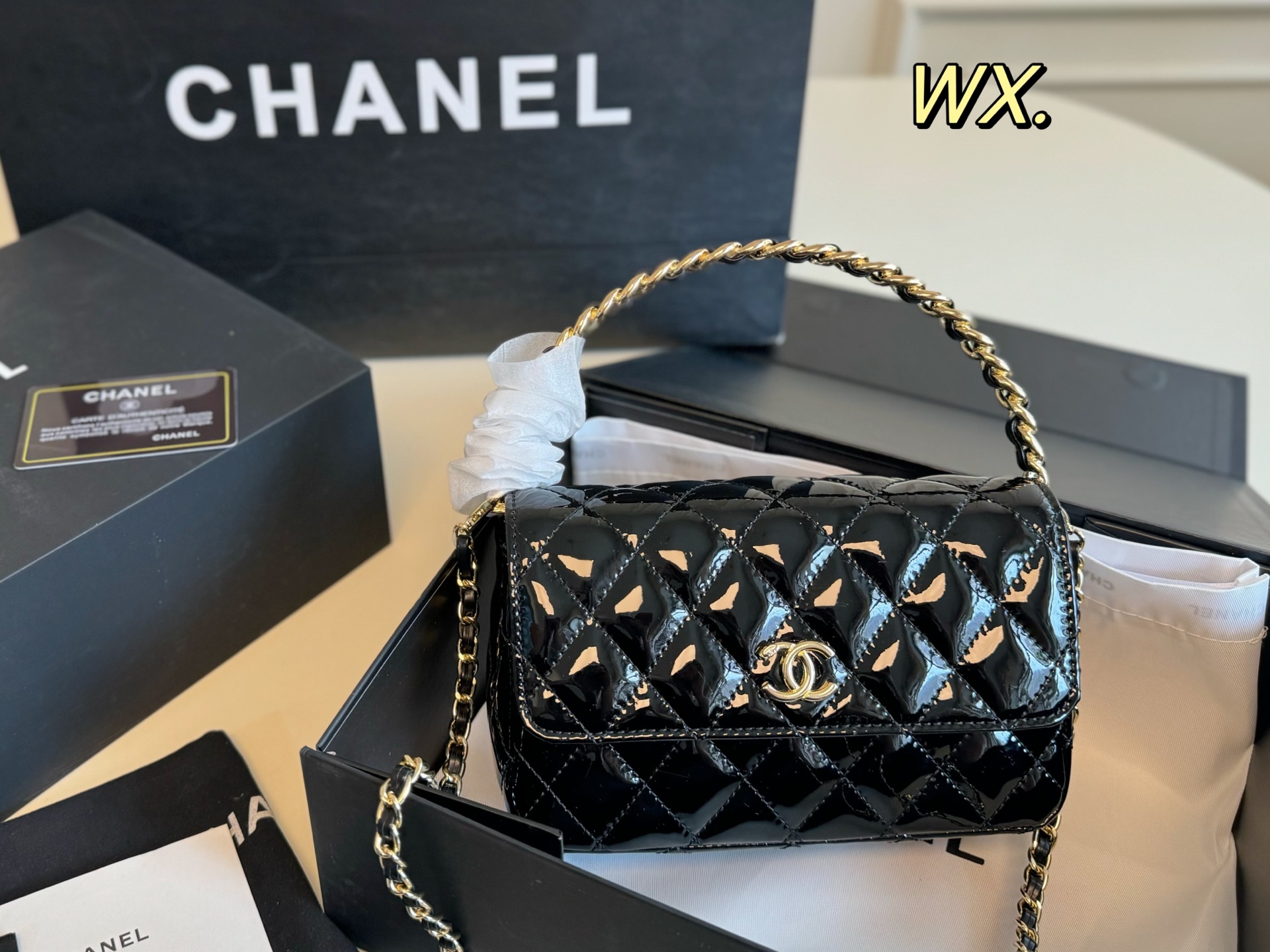P155  （折叠盒）

size：20×12
Chanel香奈儿手提晚宴包💕
设计简直绝了，独特的隐藏款
造型
精致高级，格调满满，让人爱不释手❤️
容量能满足基本需求，方便又好看！