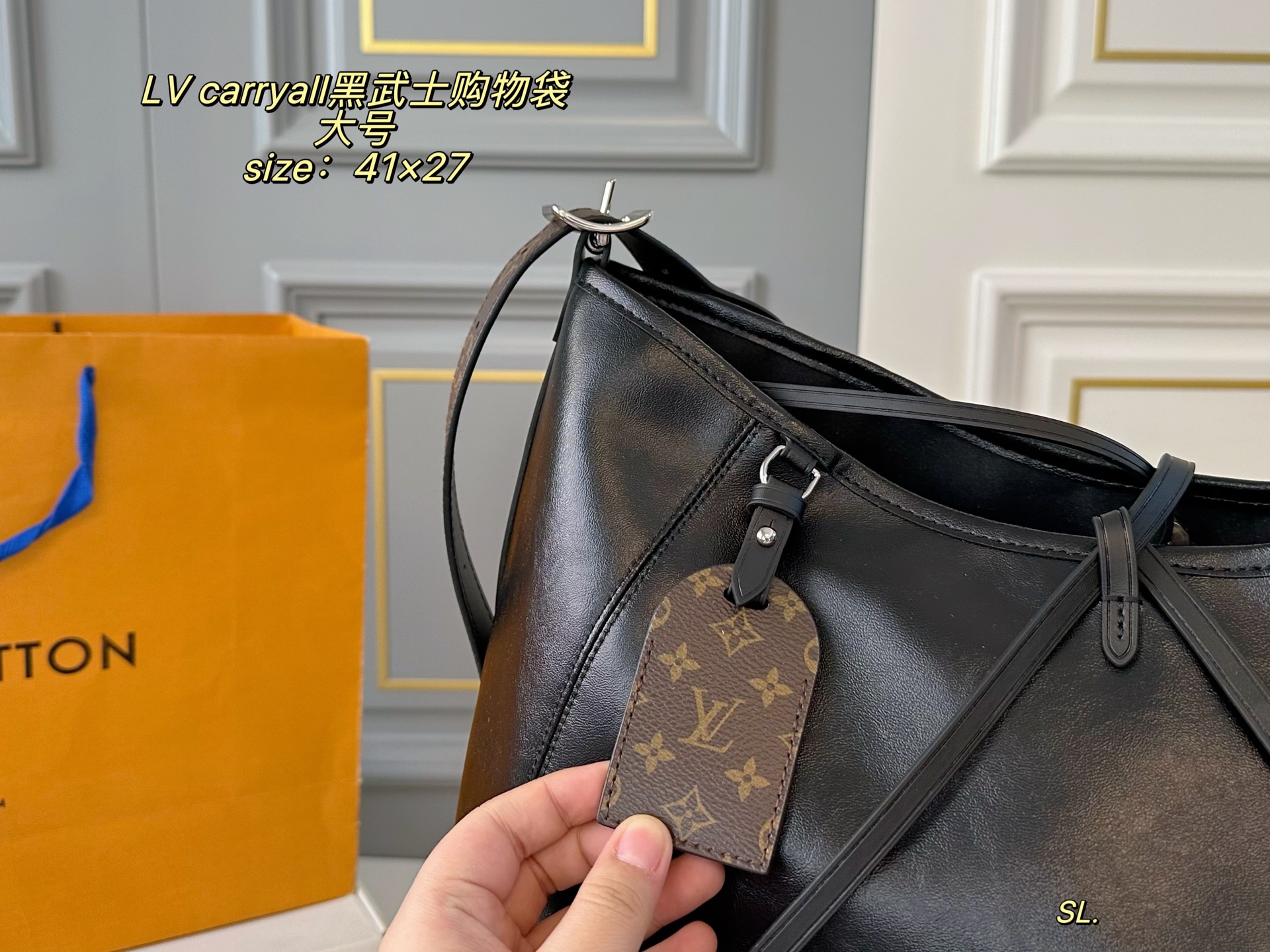 P290大号（折叠盒飞机盒）

size:41×27
LV 路易威登新款carryall黑武士购物袋🛍️
LV新出的全黑色Dark cargo carryall空间超级ok～
皮质超有质感，随性简约
带一点老花，今年的新一代包神