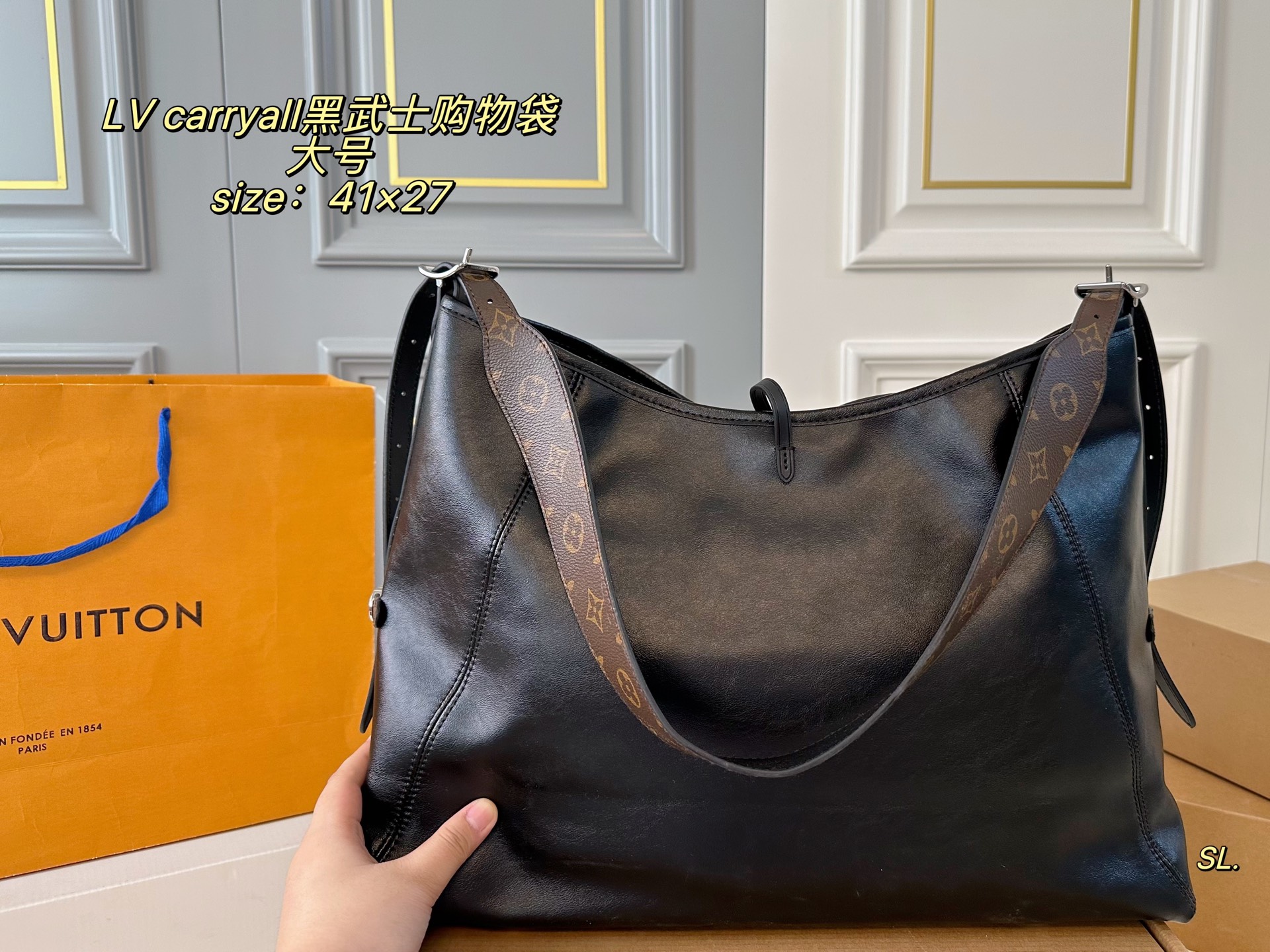 P290大号（折叠盒飞机盒）

size:41×27
LV 路易威登新款carryall黑武士购物袋🛍️
LV新出的全黑色Dark cargo carryall空间超级ok～
皮质超有质感，随性简约
带一点老花，今年的新一代包神