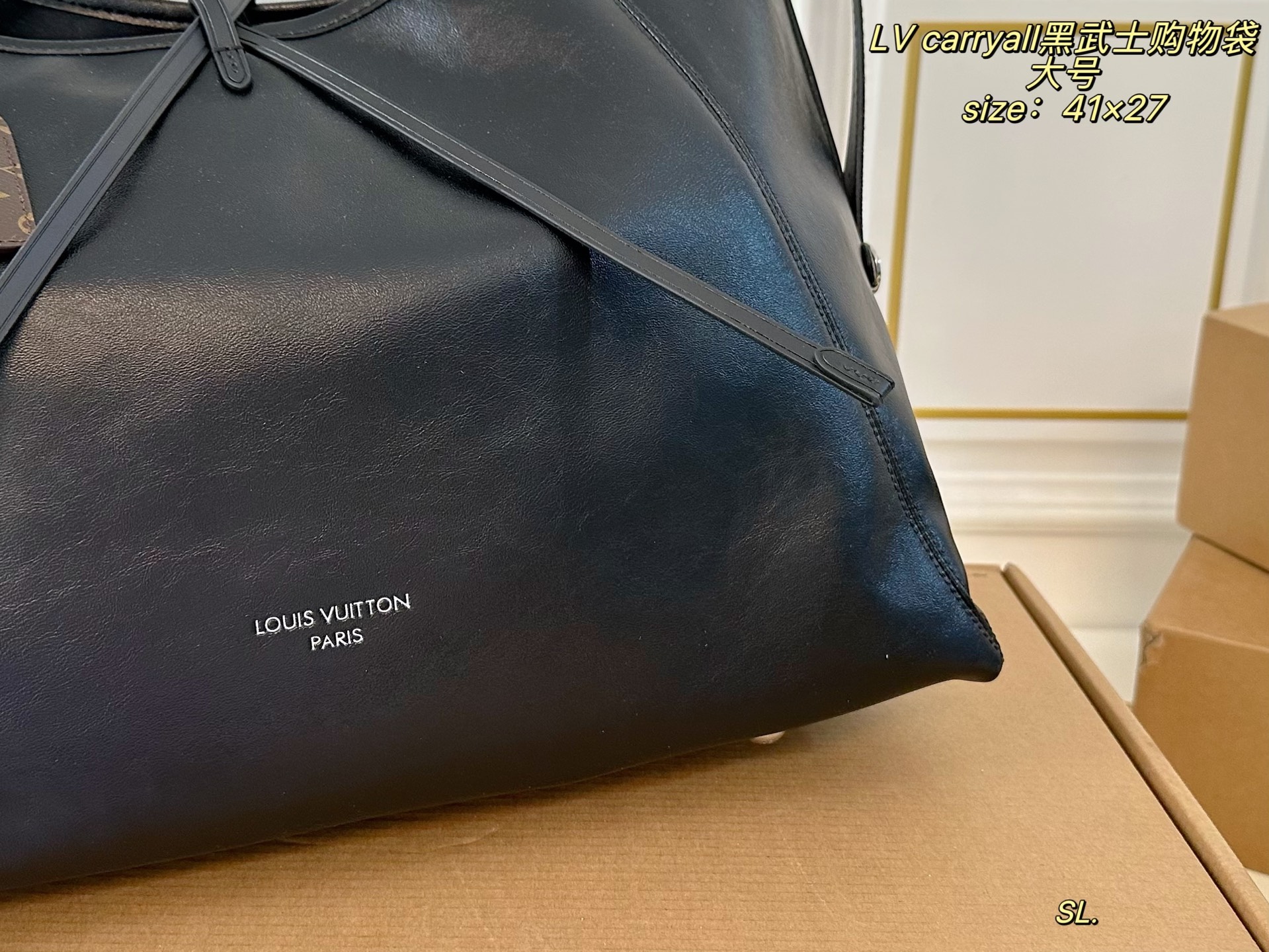 P290大号（折叠盒飞机盒）

size:41×27
LV 路易威登新款carryall黑武士购物袋🛍️
LV新出的全黑色Dark cargo carryall空间超级ok～
皮质超有质感，随性简约
带一点老花，今年的新一代包神