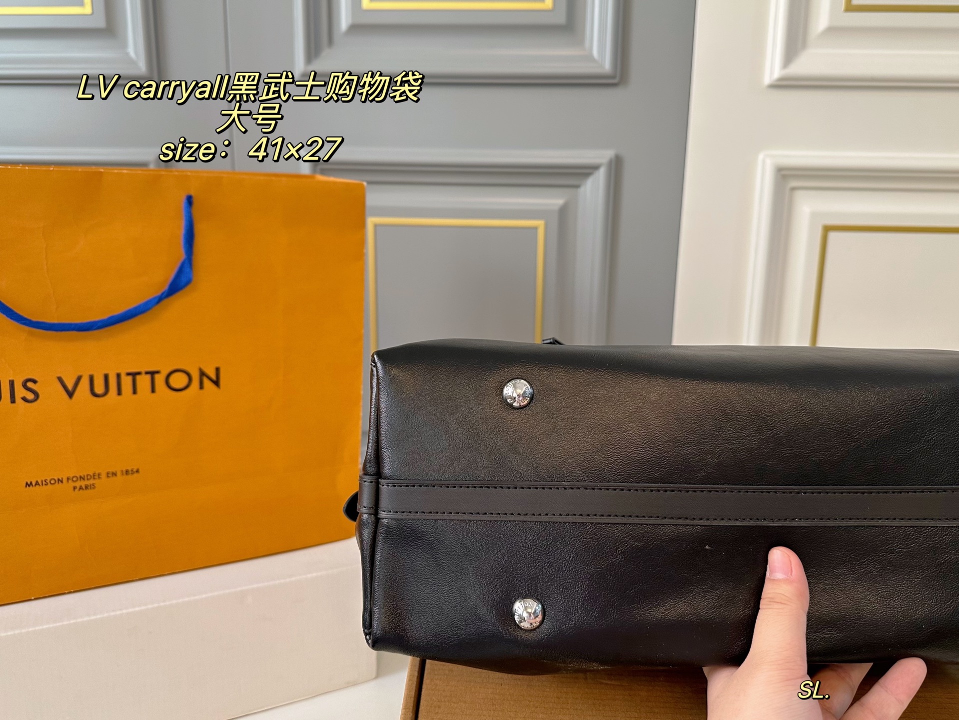 P290大号（折叠盒飞机盒）

size:41×27
LV 路易威登新款carryall黑武士购物袋🛍️
LV新出的全黑色Dark cargo carryall空间超级ok～
皮质超有质感，随性简约
带一点老花，今年的新一代包神