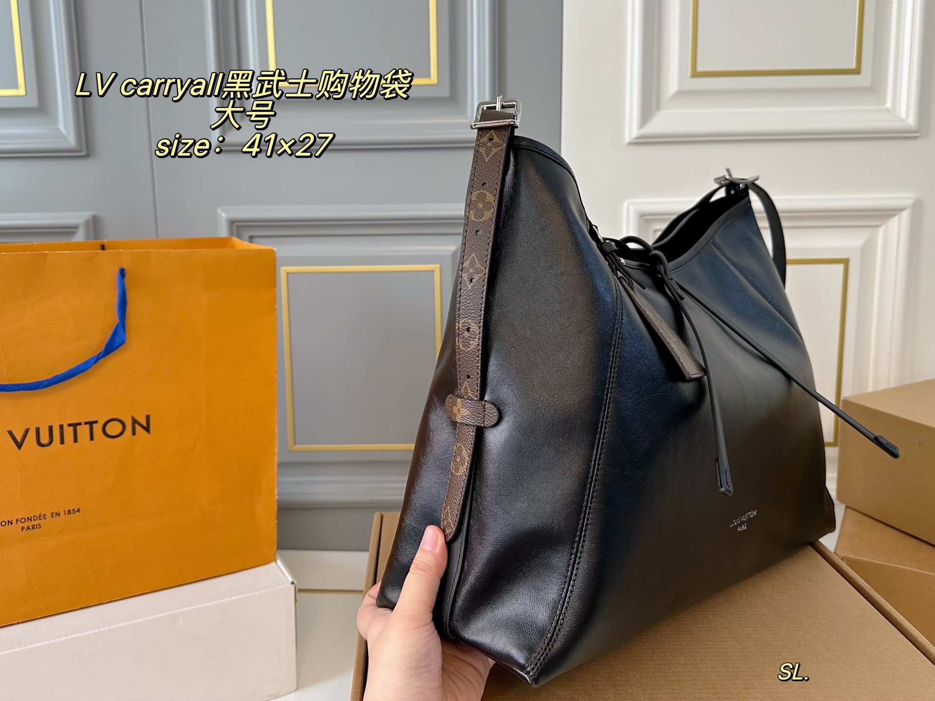 P290大号（折叠盒飞机盒）

size:41×27
LV 路易威登新款carryall黑武士购物袋🛍️
LV新出的全黑色Dark cargo carryall空间超级ok～
皮质超有质感，随性简约
带一点老花，今年的新一代包神