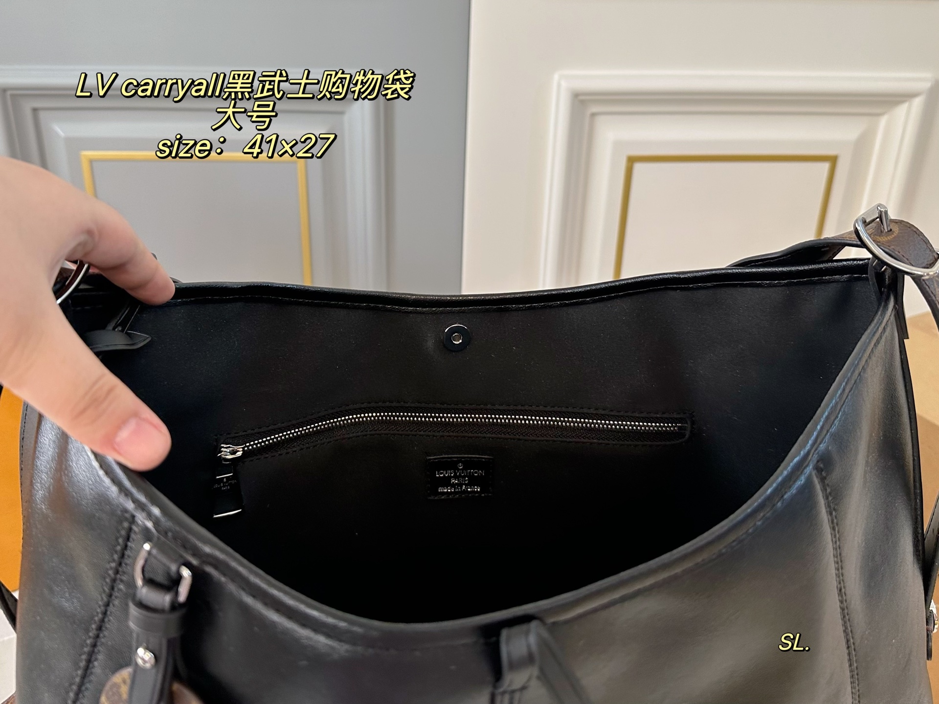 P290大号（折叠盒飞机盒）

size:41×27
LV 路易威登新款carryall黑武士购物袋🛍️
LV新出的全黑色Dark cargo carryall空间超级ok～
皮质超有质感，随性简约
带一点老花，今年的新一代包神
