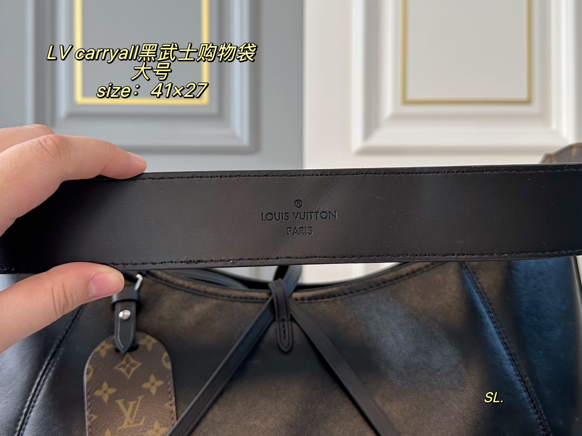 P290大号（折叠盒飞机盒）

size:41×27
LV 路易威登新款carryall黑武士购物袋🛍️
LV新出的全黑色Dark cargo carryall空间超级ok～
皮质超有质感，随性简约
带一点老花，今年的新一代包神
